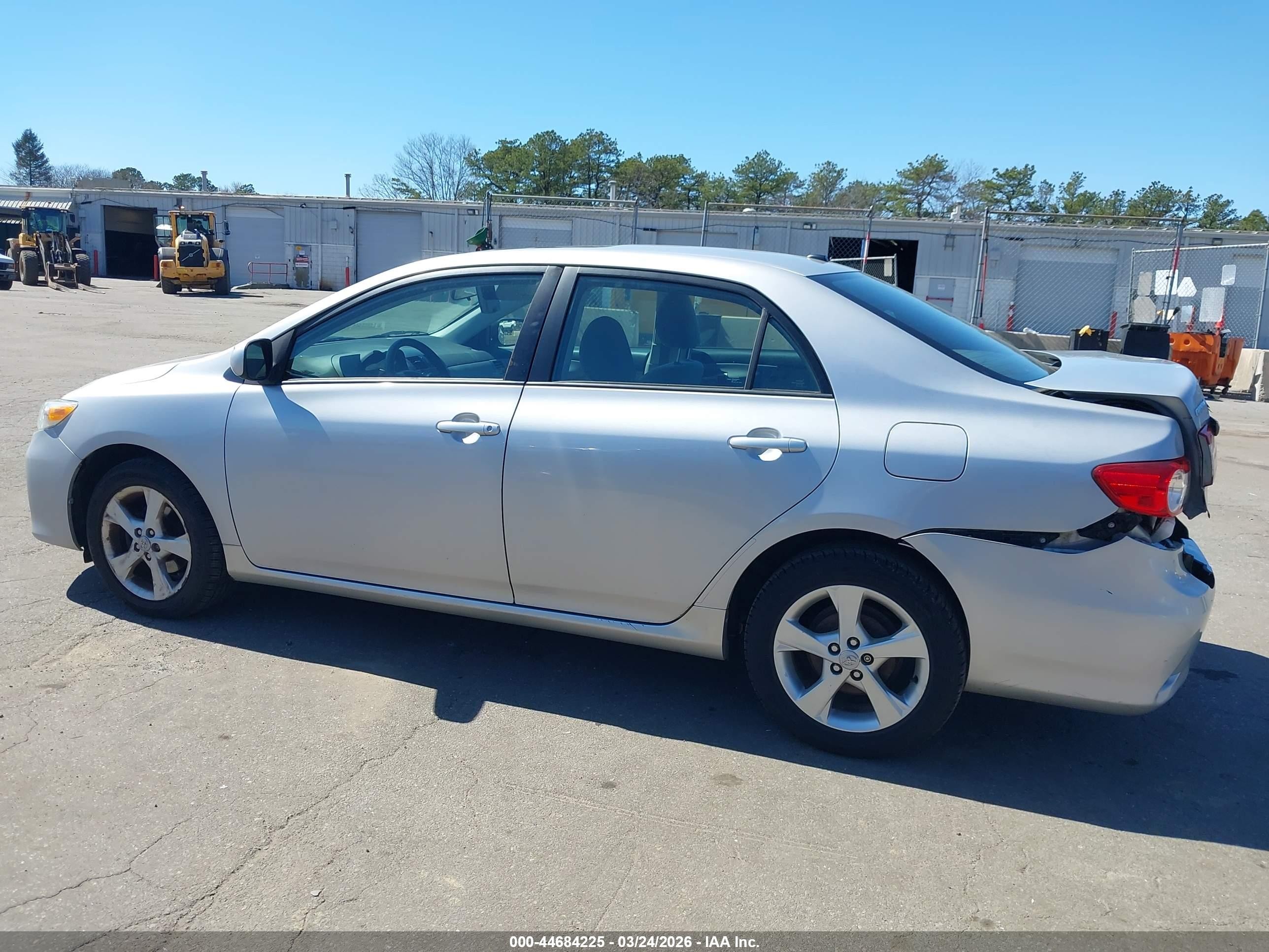 2011 Toyota Corolla Le Silver vin: 2T1BU4EE2BC624125