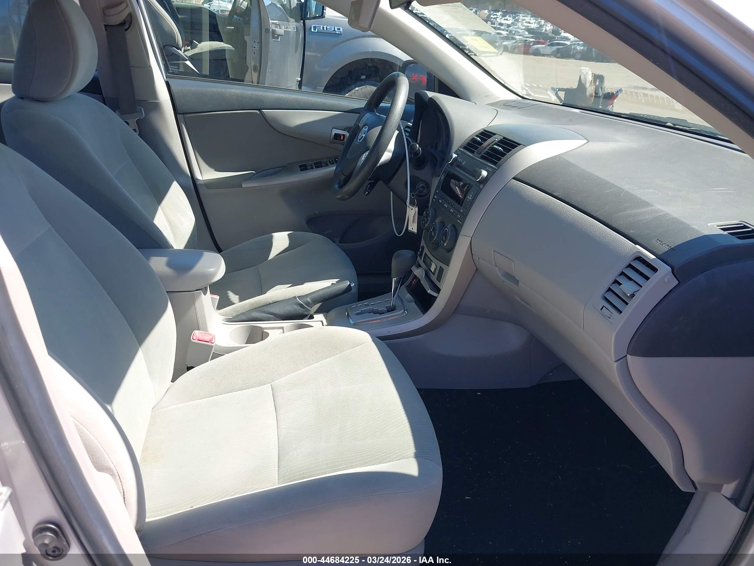 2011 Toyota Corolla Le Silver vin: 2T1BU4EE2BC624125