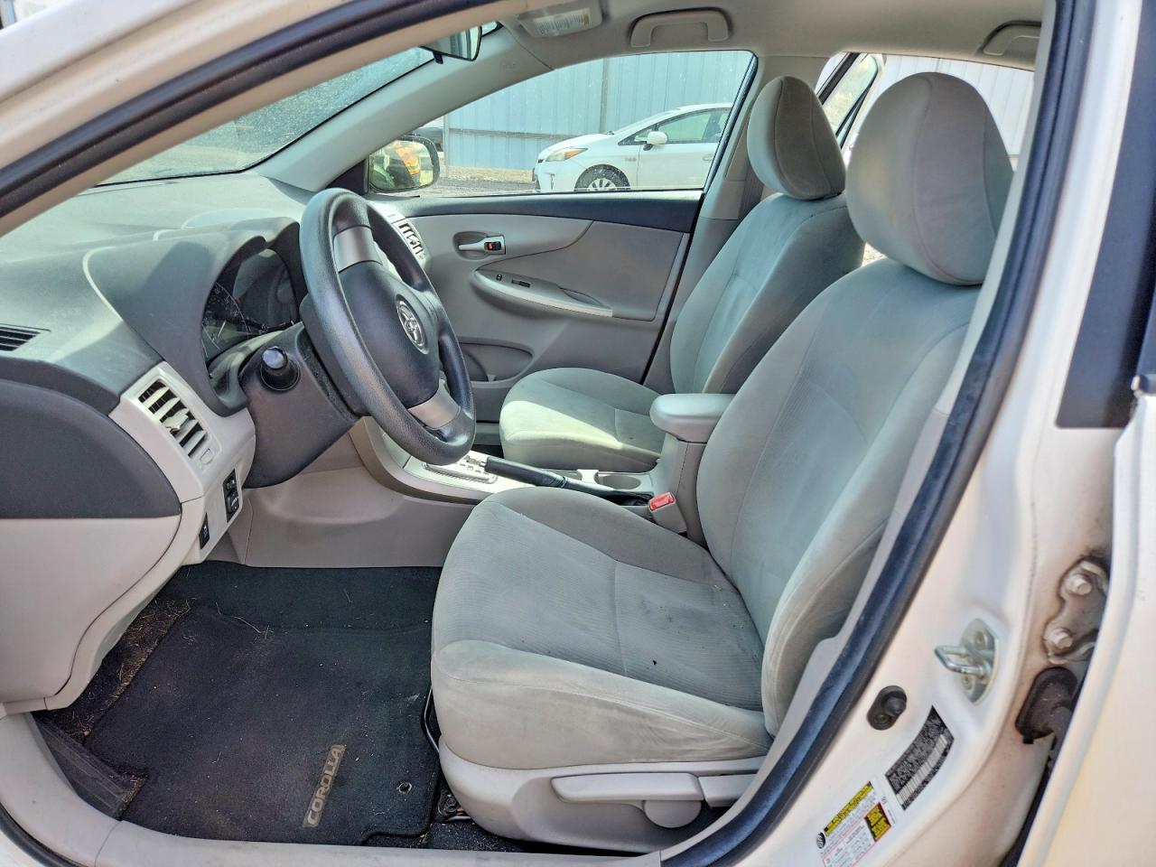 2011 Toyota Corolla Base/s/le White vin: 2T1BU4EE2BC665726