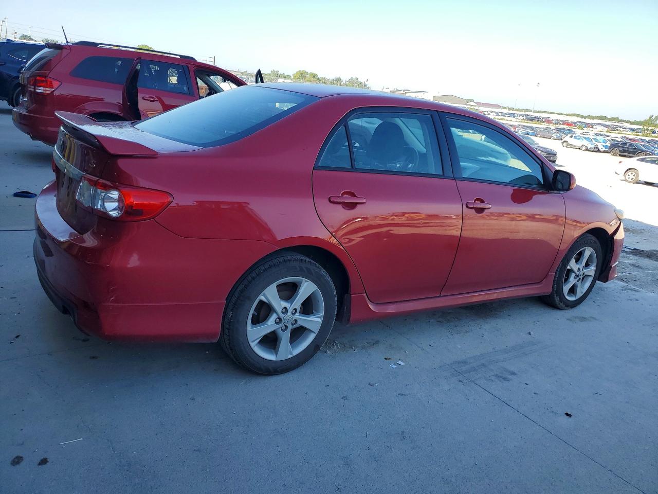 2011 Toyota Corolla Base/s/le Red vin: 2T1BU4EE2BC673633