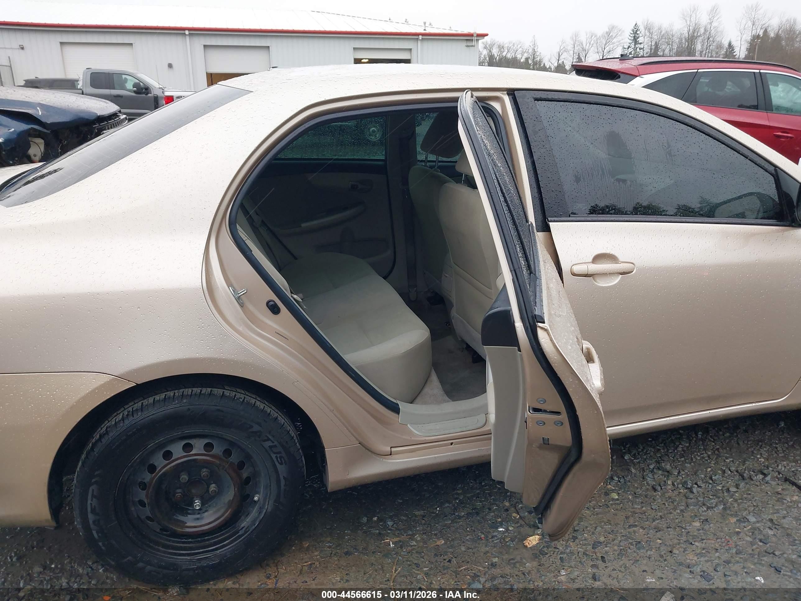 2011 Toyota Corolla Le Gold vin: 2T1BU4EE2BC682896