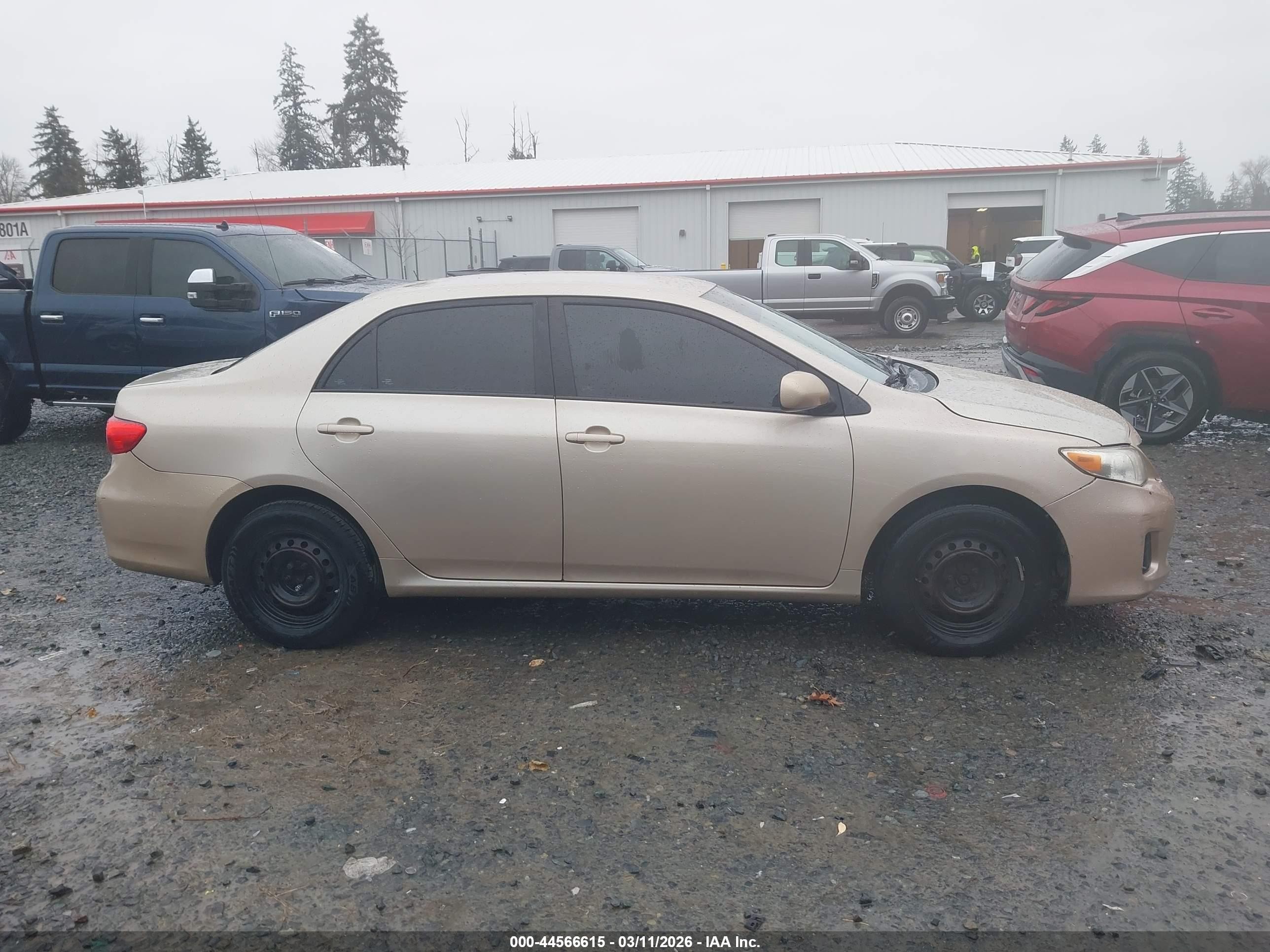 2011 Toyota Corolla Le Gold vin: 2T1BU4EE2BC682896