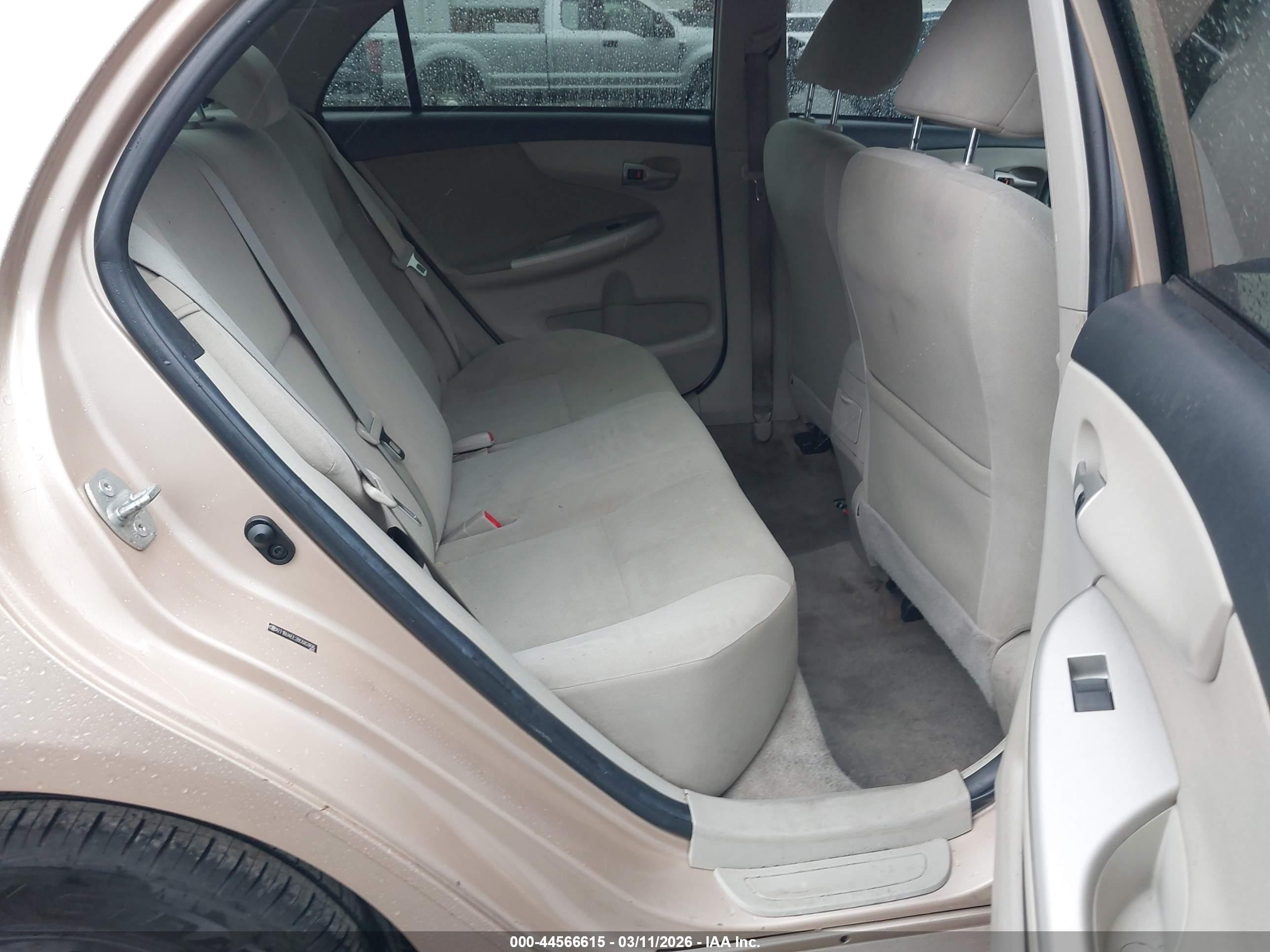 2011 Toyota Corolla Le Gold vin: 2T1BU4EE2BC682896