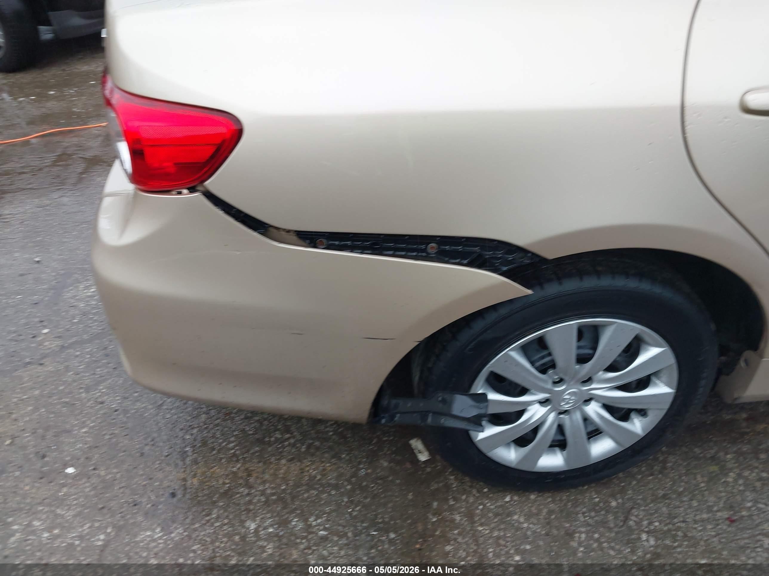 2012 Toyota Corolla Le Gold vin: 2T1BU4EE2CC783857