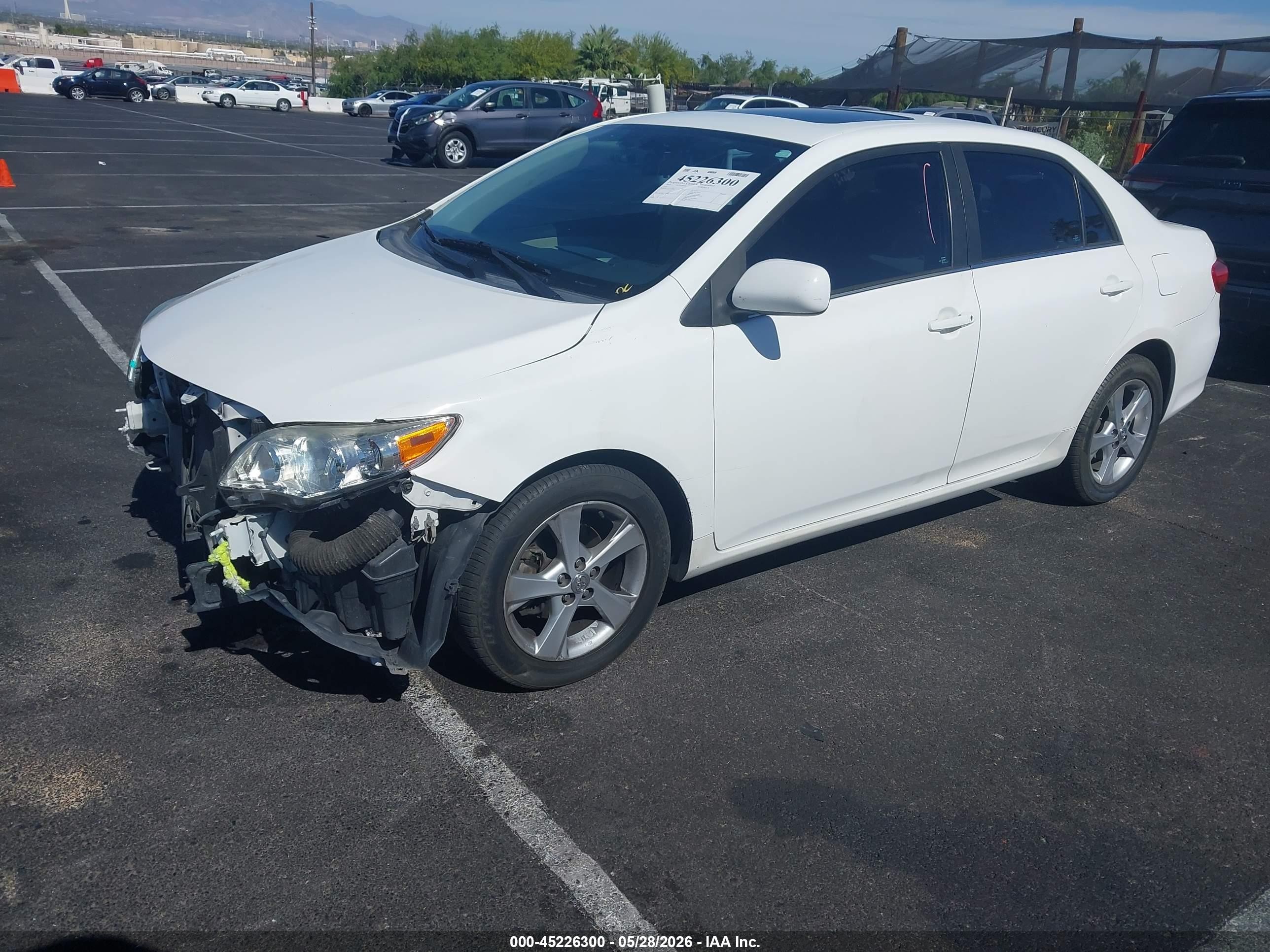 2013 Toyota Corolla Le White vin: 2T1BU4EE2DC077120
