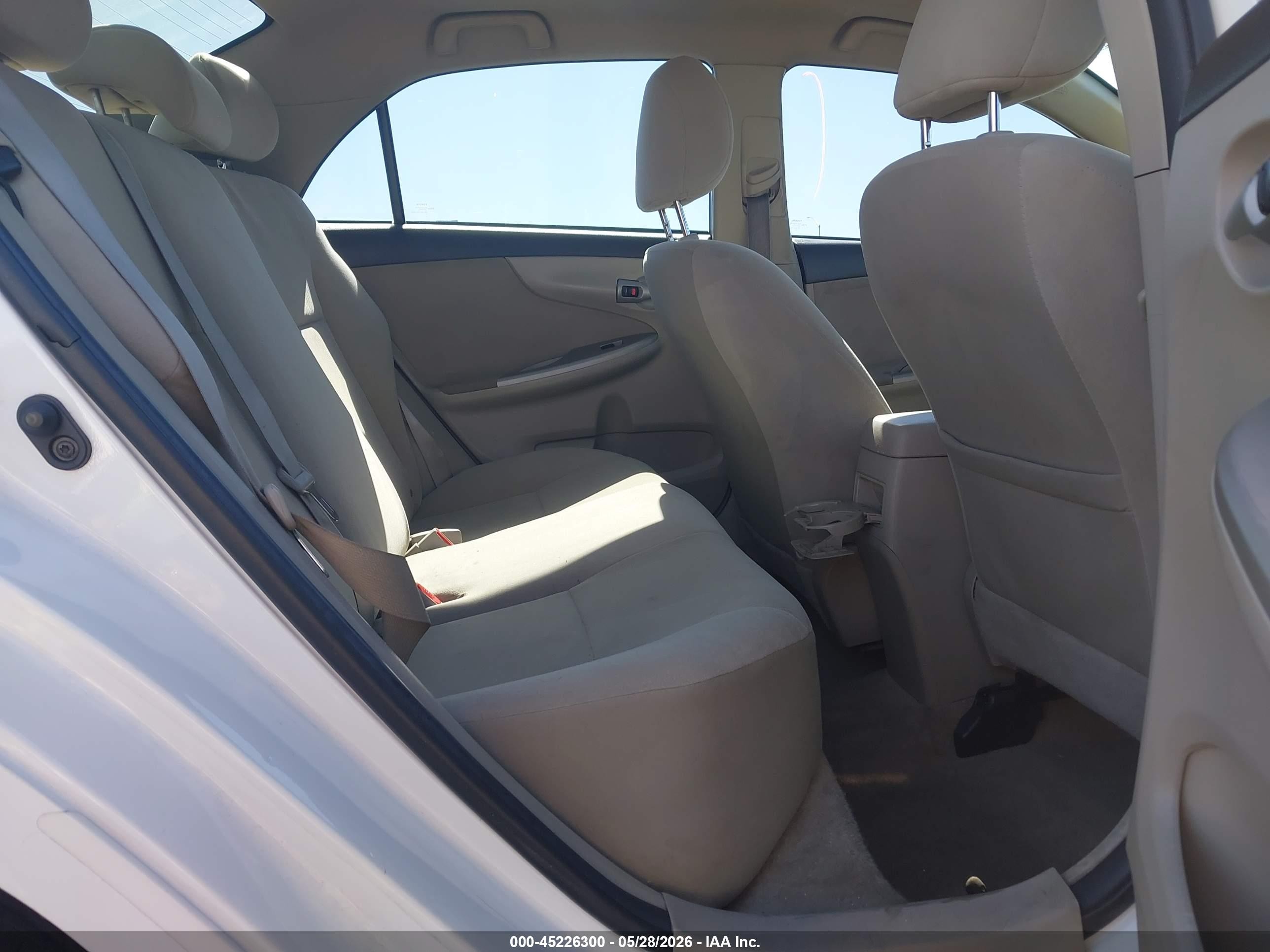 2013 Toyota Corolla Le White vin: 2T1BU4EE2DC077120