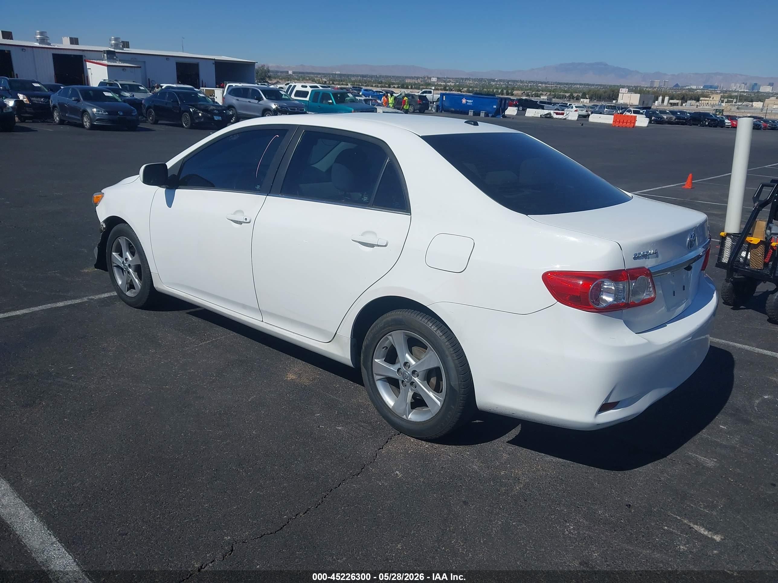 2013 Toyota Corolla Le White vin: 2T1BU4EE2DC077120