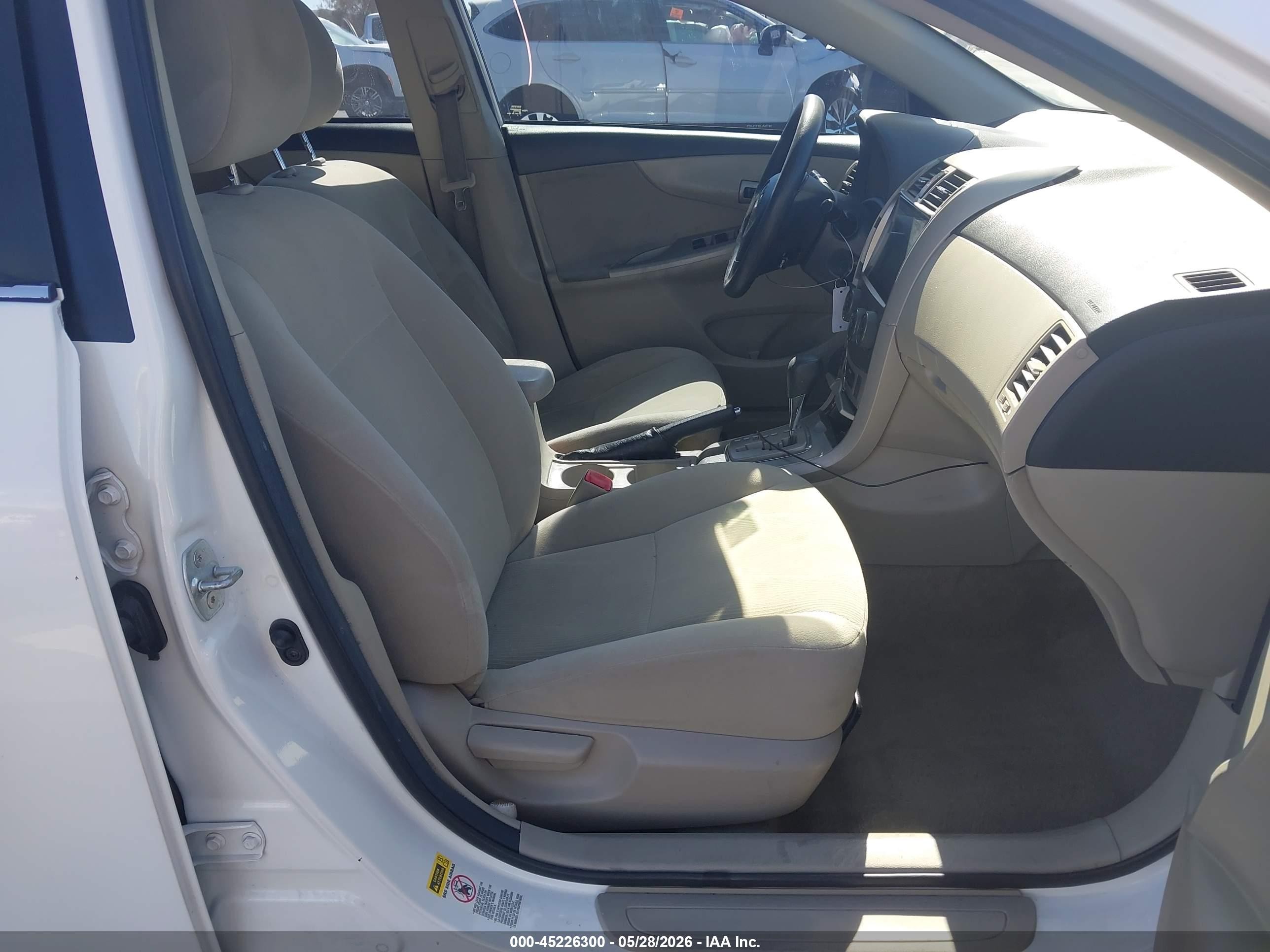2013 Toyota Corolla Le White vin: 2T1BU4EE2DC077120