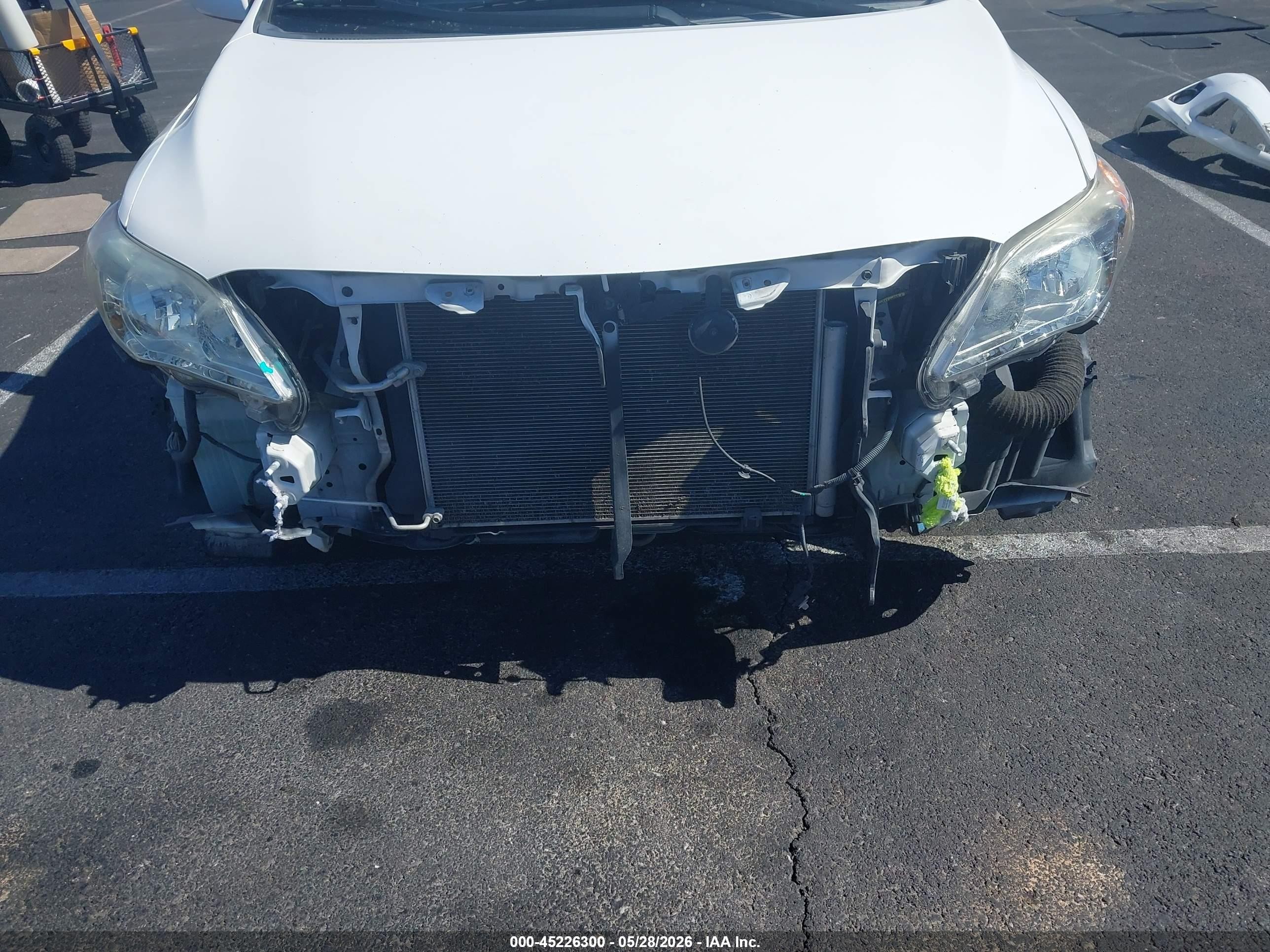 2013 Toyota Corolla Le White vin: 2T1BU4EE2DC077120