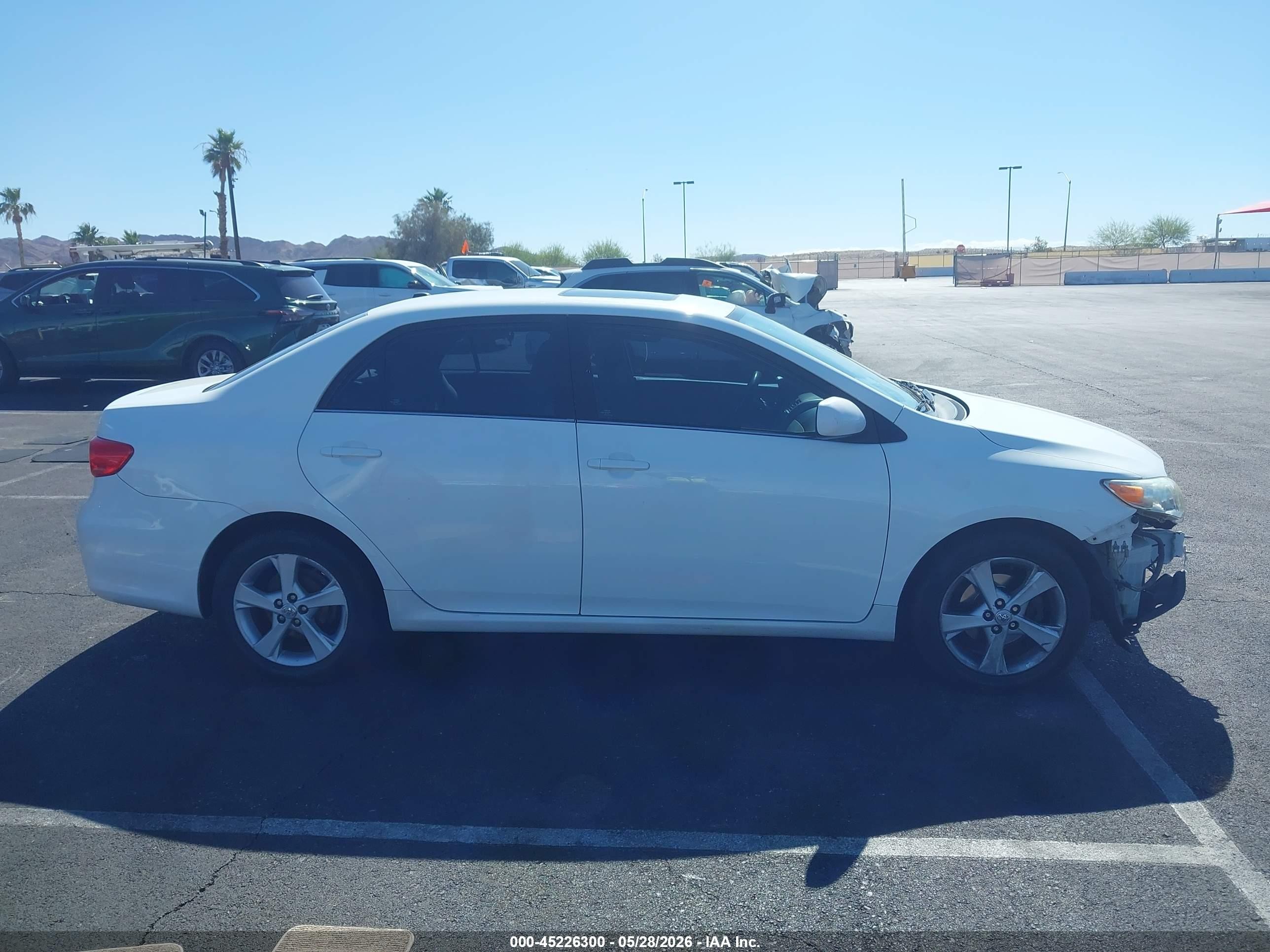 2013 Toyota Corolla Le White vin: 2T1BU4EE2DC077120