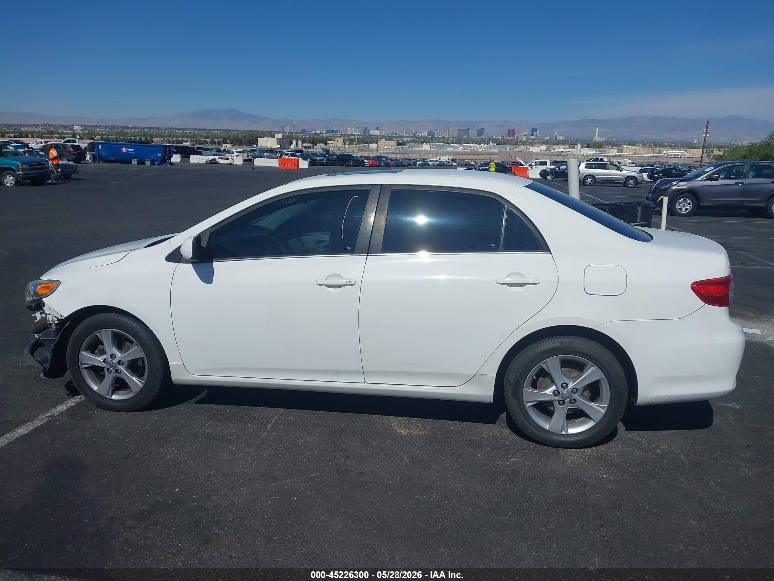 2013 Toyota Corolla Le White vin: 2T1BU4EE2DC077120
