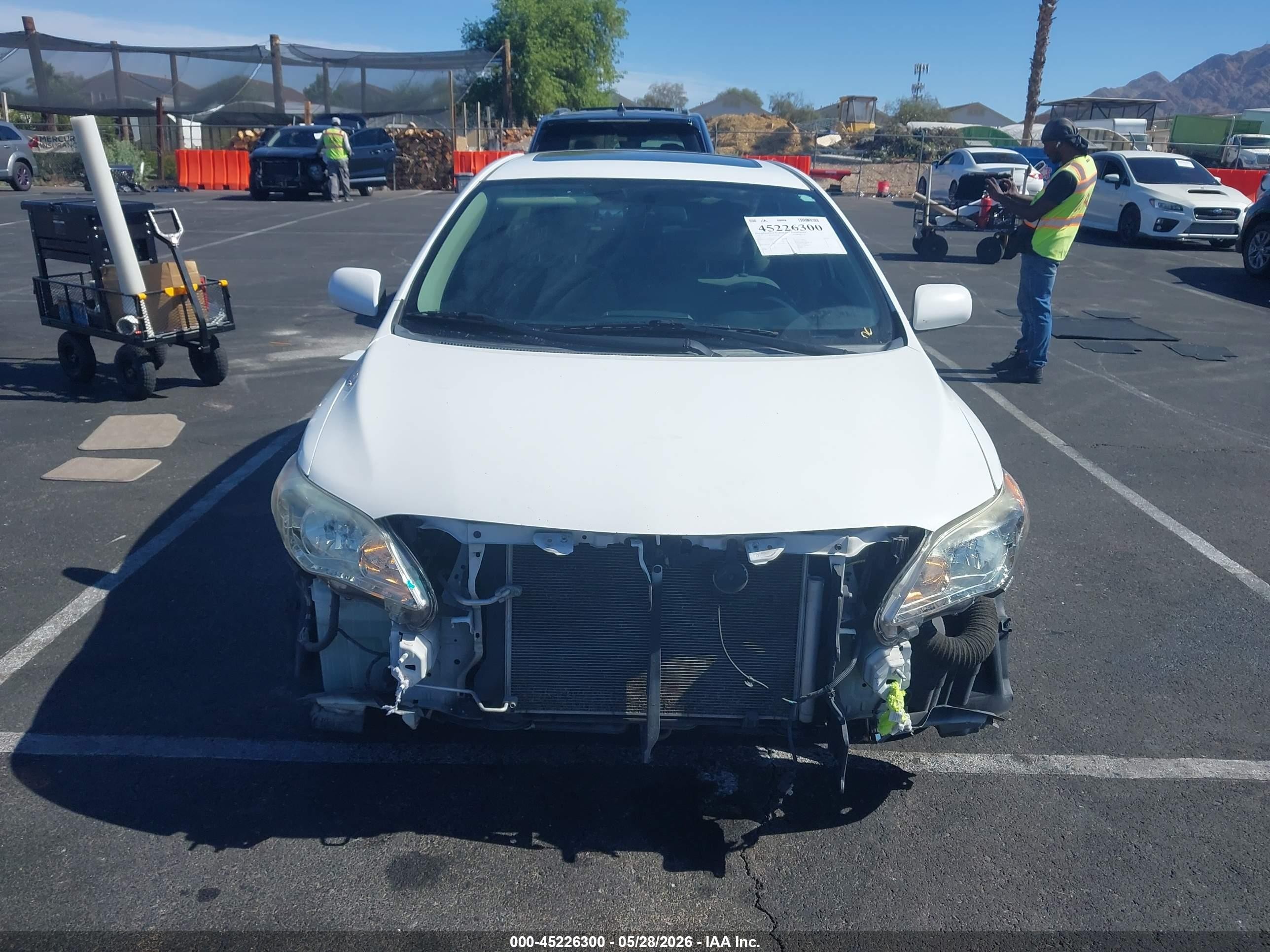 2013 Toyota Corolla Le White vin: 2T1BU4EE2DC077120