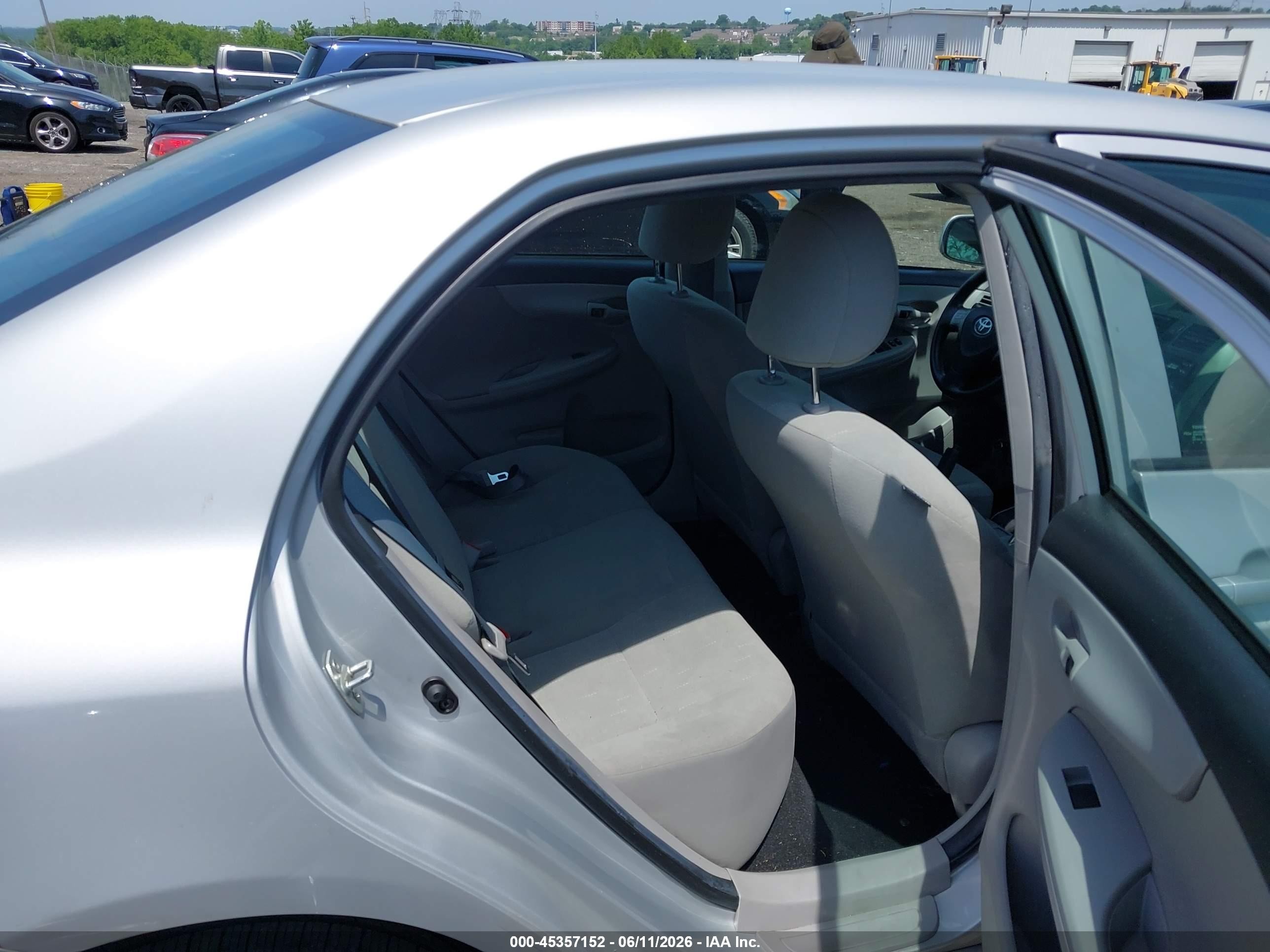 2013 Toyota Corolla L Silver vin: 2T1BU4EE2DC108012