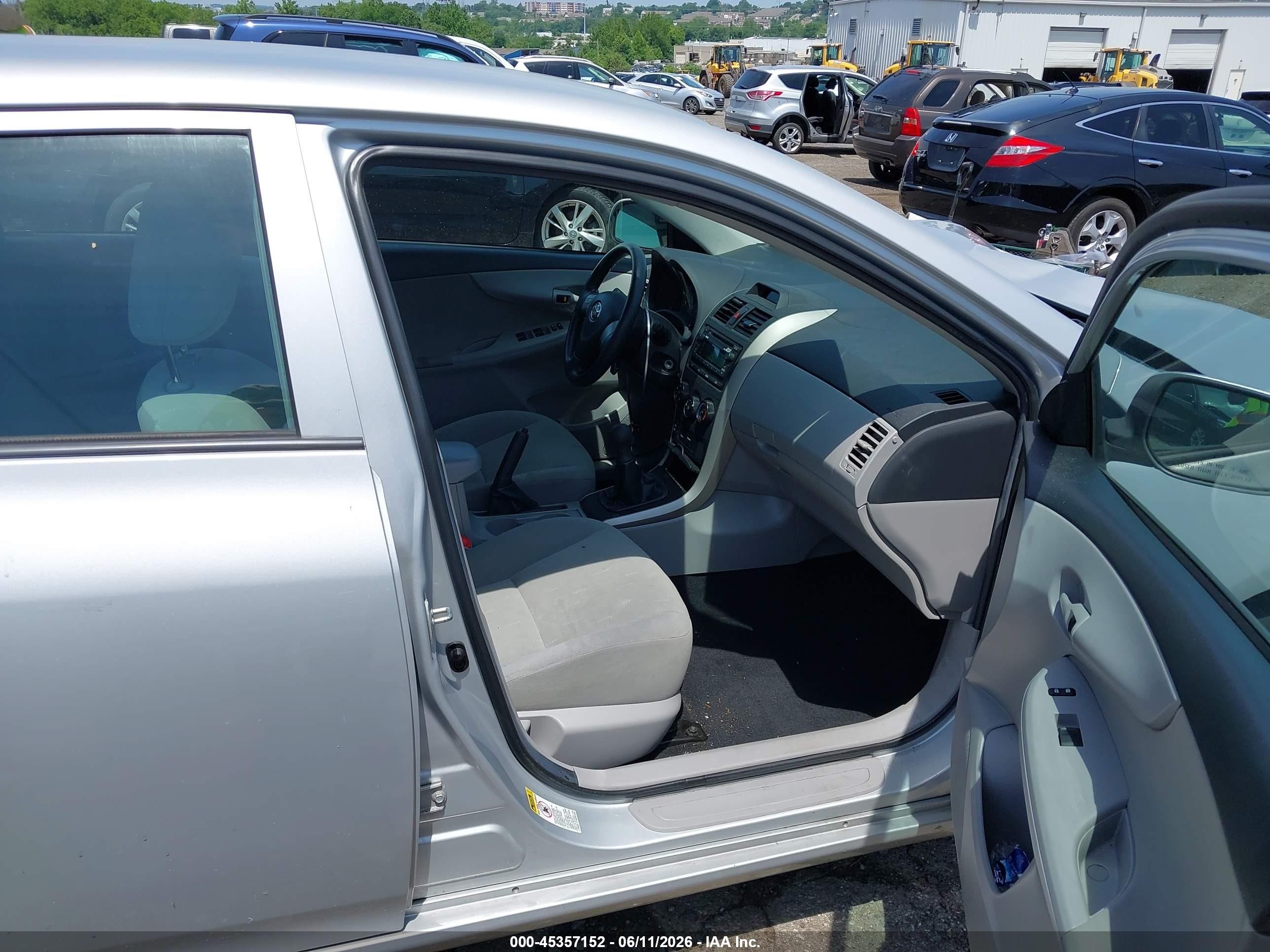 2013 Toyota Corolla L Silver vin: 2T1BU4EE2DC108012