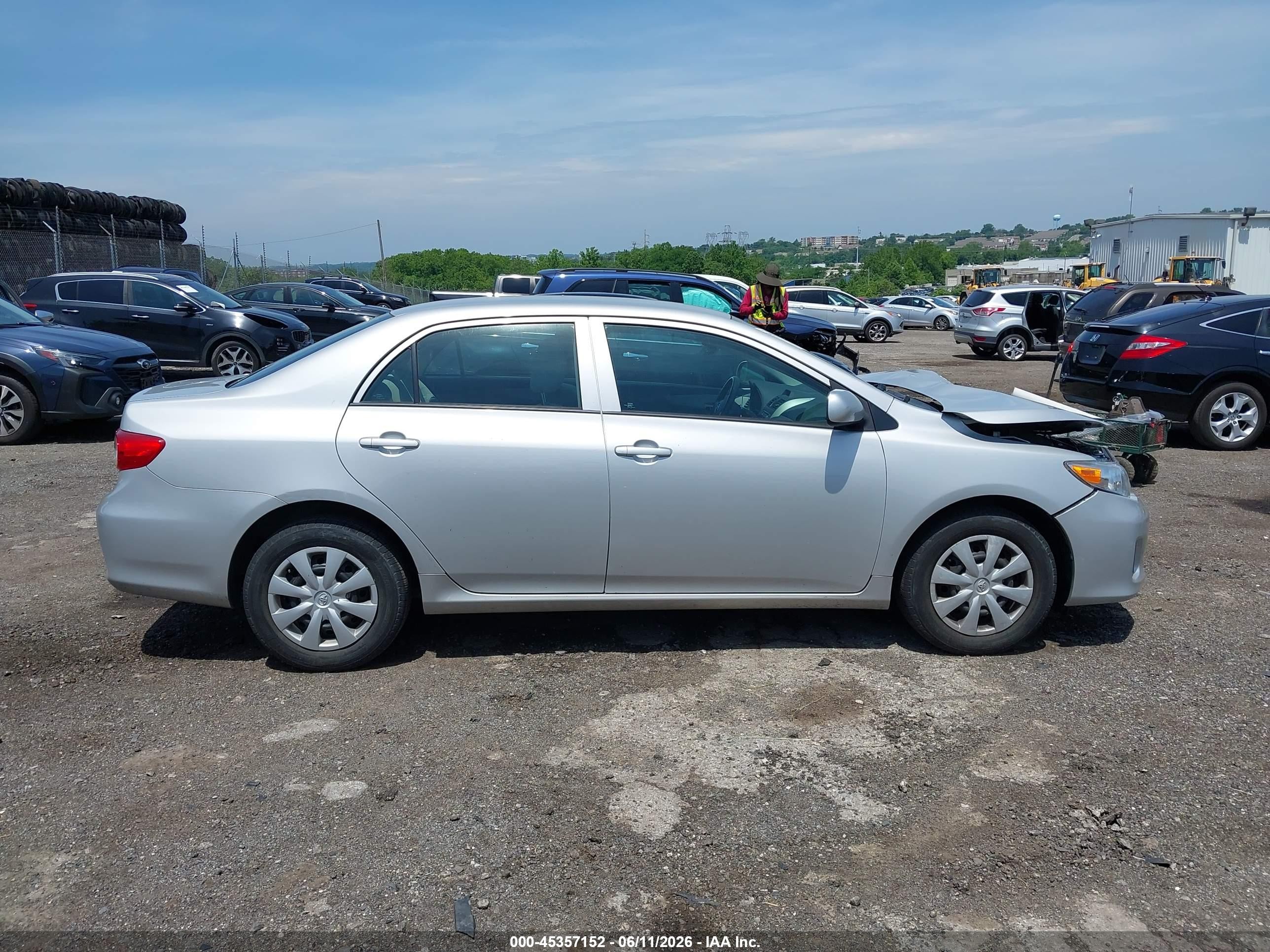 2013 Toyota Corolla L Silver vin: 2T1BU4EE2DC108012