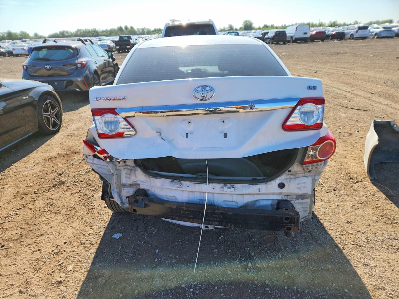 2013 Toyota Corolla Le White vin: 2T1BU4EE2DC111802
