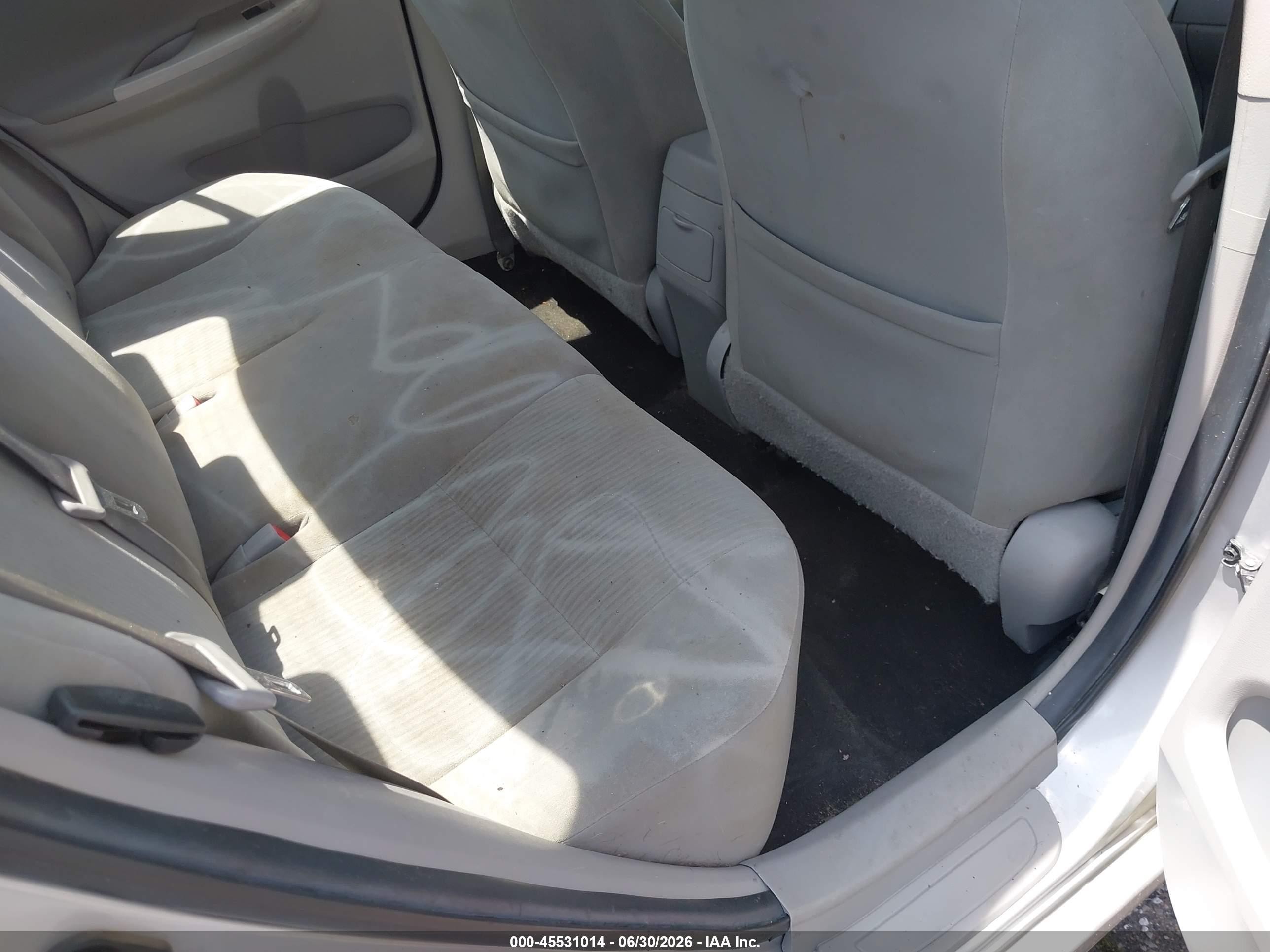 2010 Toyota Corolla Le Silver vin: 2T1BU4EE3AC503179