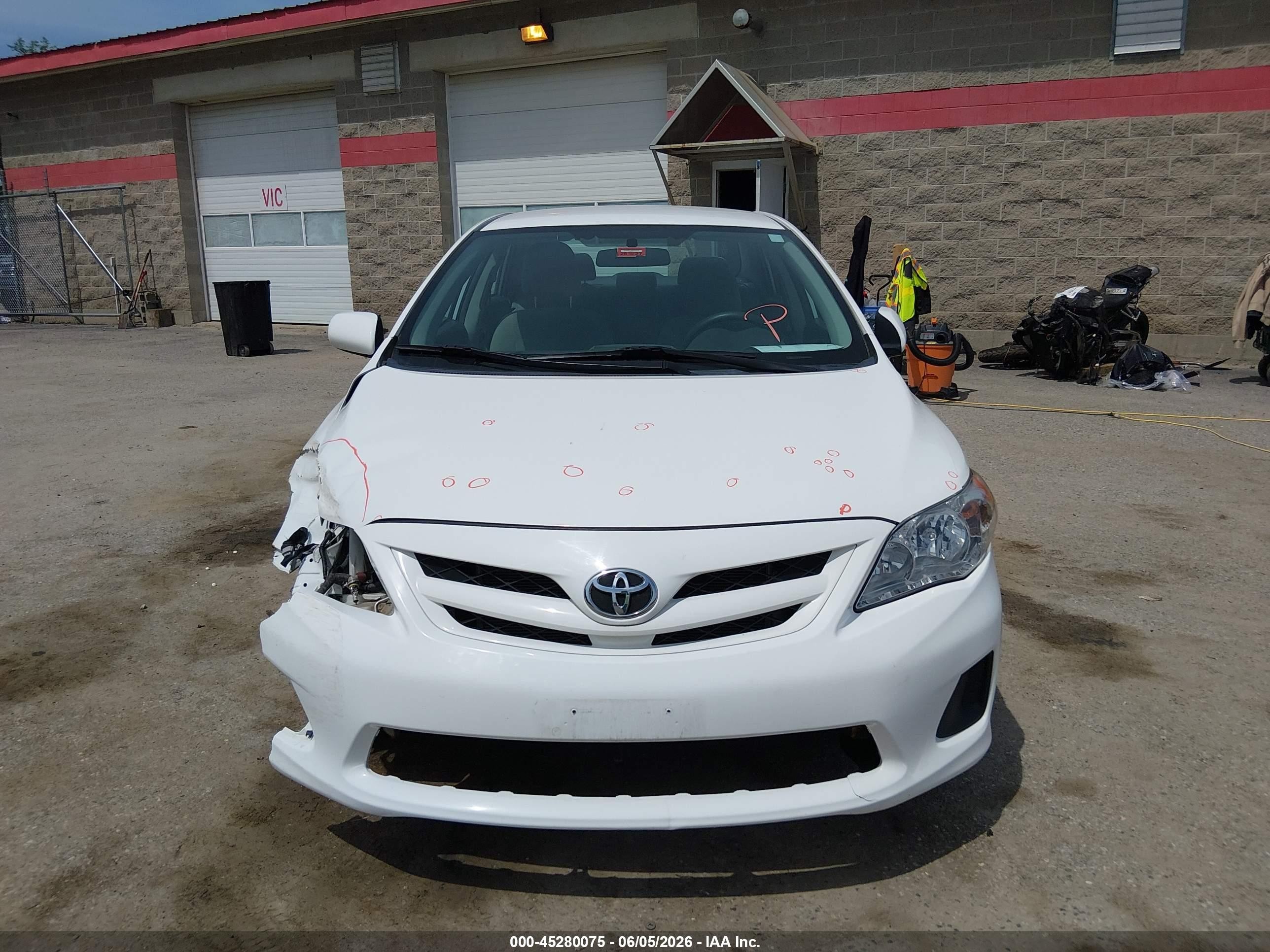 2011 Toyota Corolla Le White vin: 2T1BU4EE3BC646344
