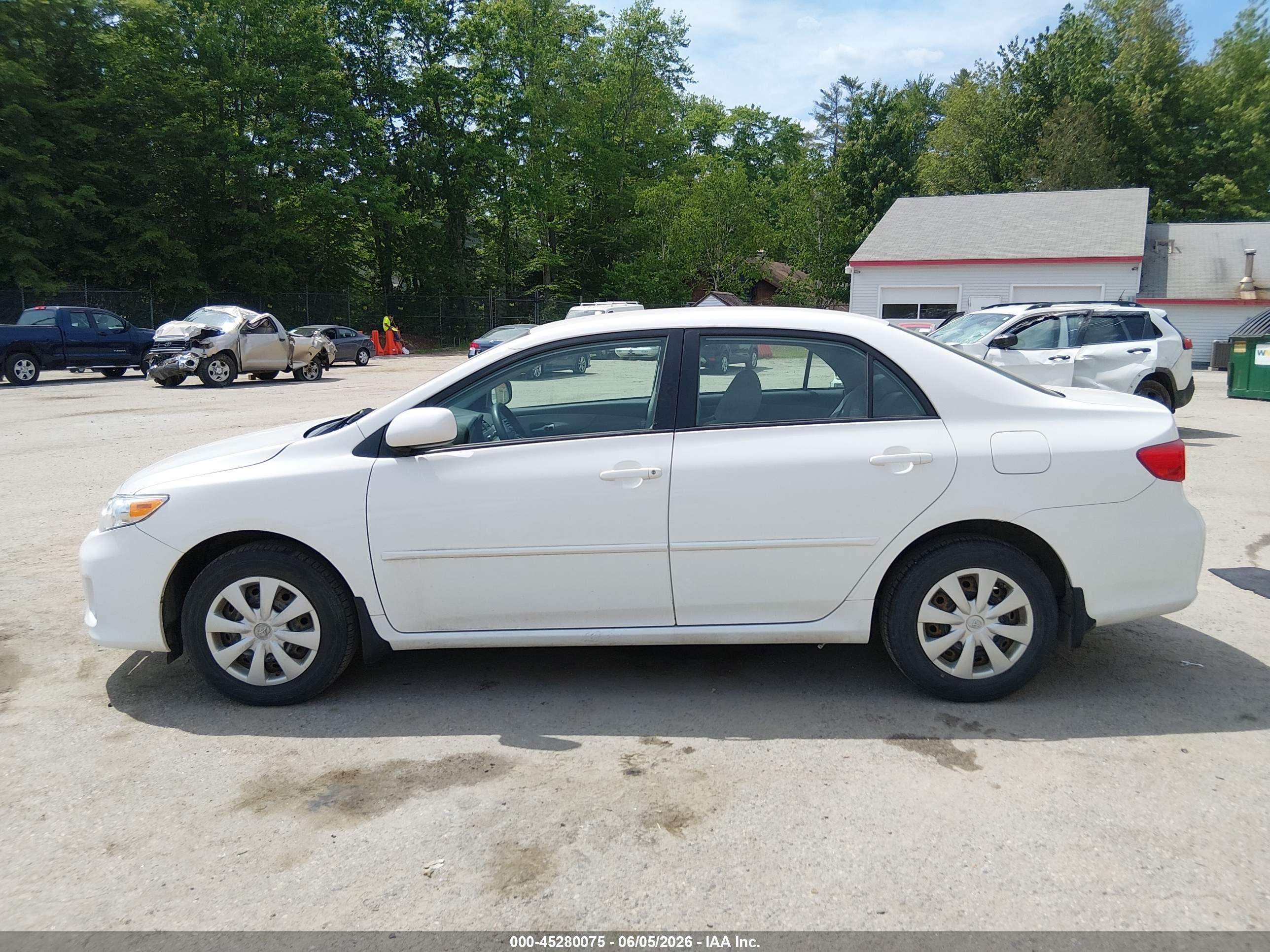 2011 Toyota Corolla Le White vin: 2T1BU4EE3BC646344