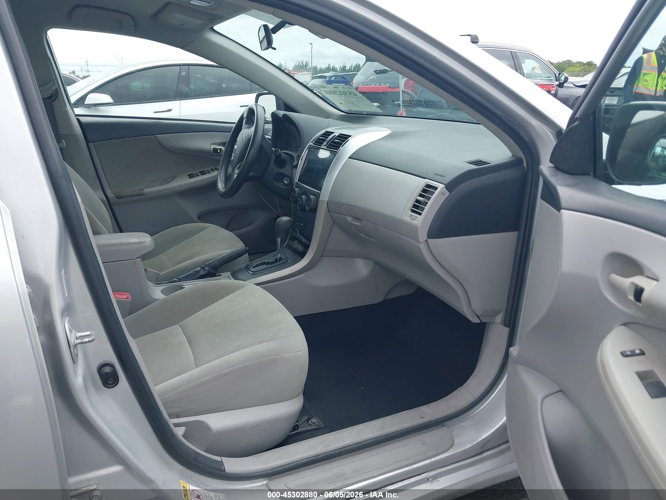 2013 Toyota Corolla L Silver vin: 2T1BU4EE3DC003480