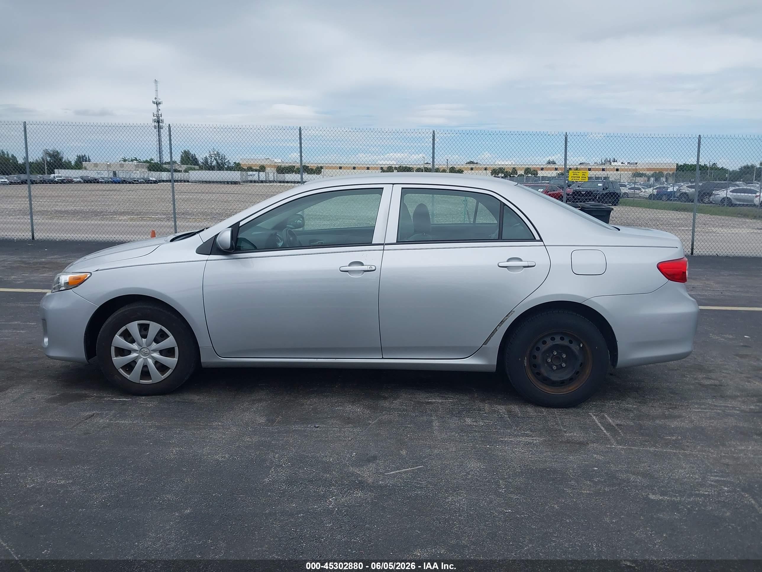 2013 Toyota Corolla L Silver vin: 2T1BU4EE3DC003480