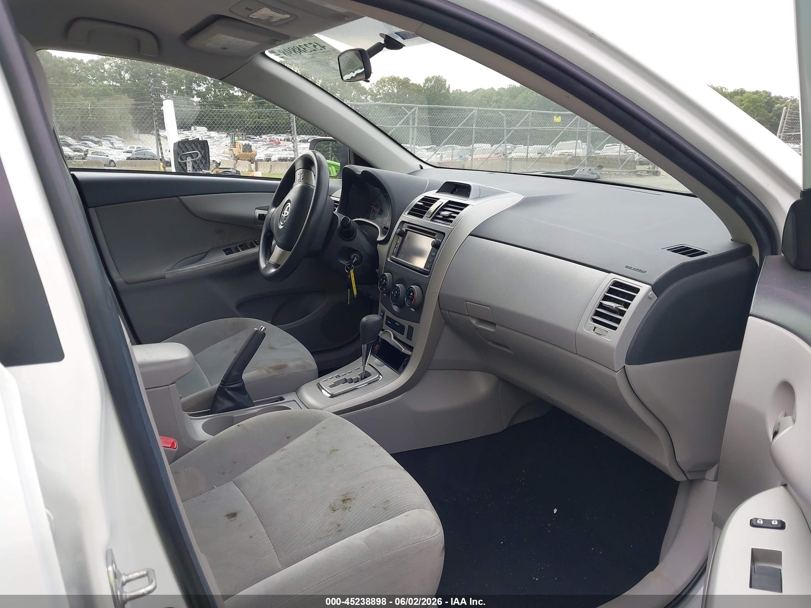 2013 Toyota Corolla Le White vin: 2T1BU4EE3DC123750