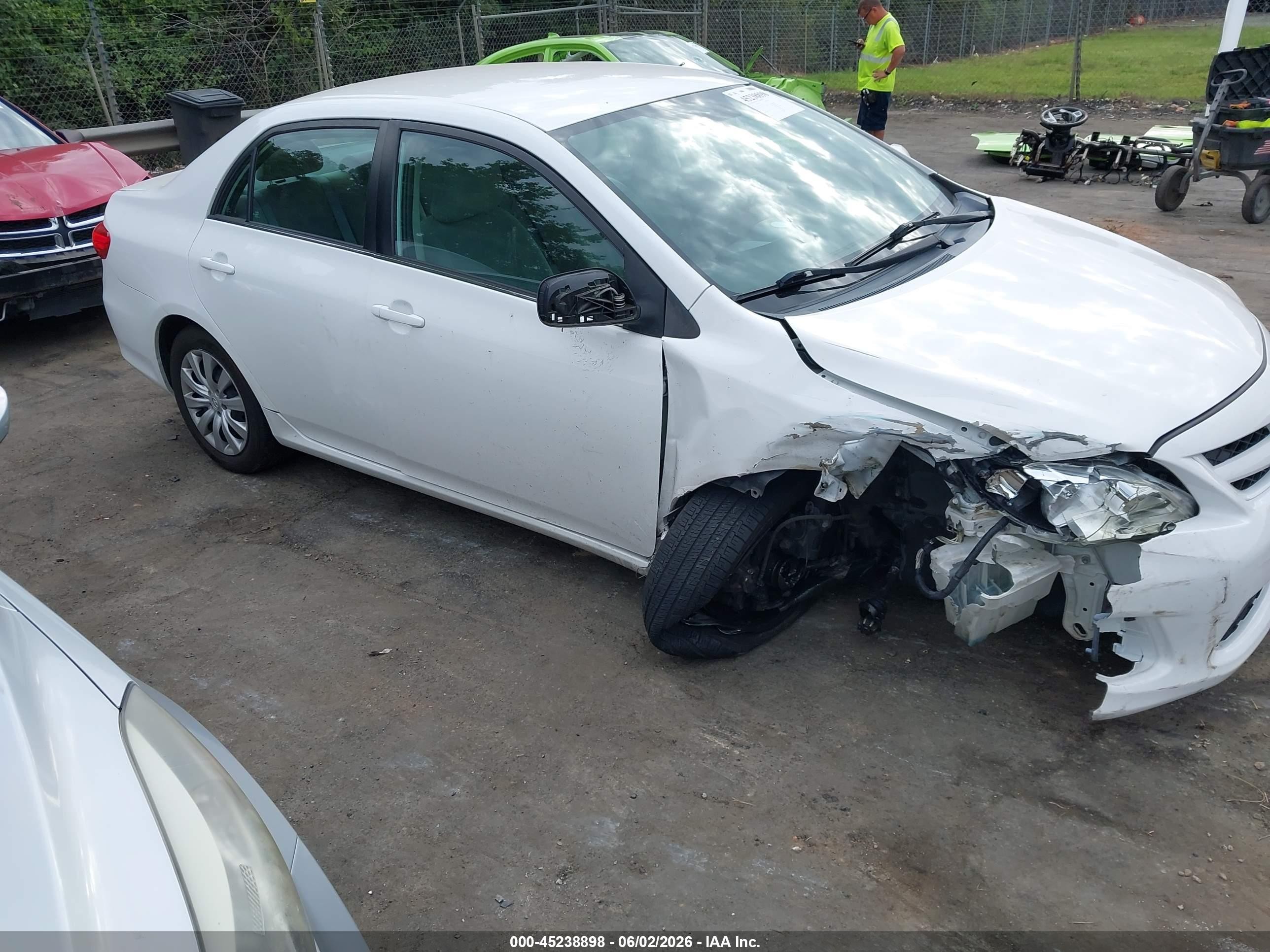 2013 Toyota Corolla Le White vin: 2T1BU4EE3DC123750