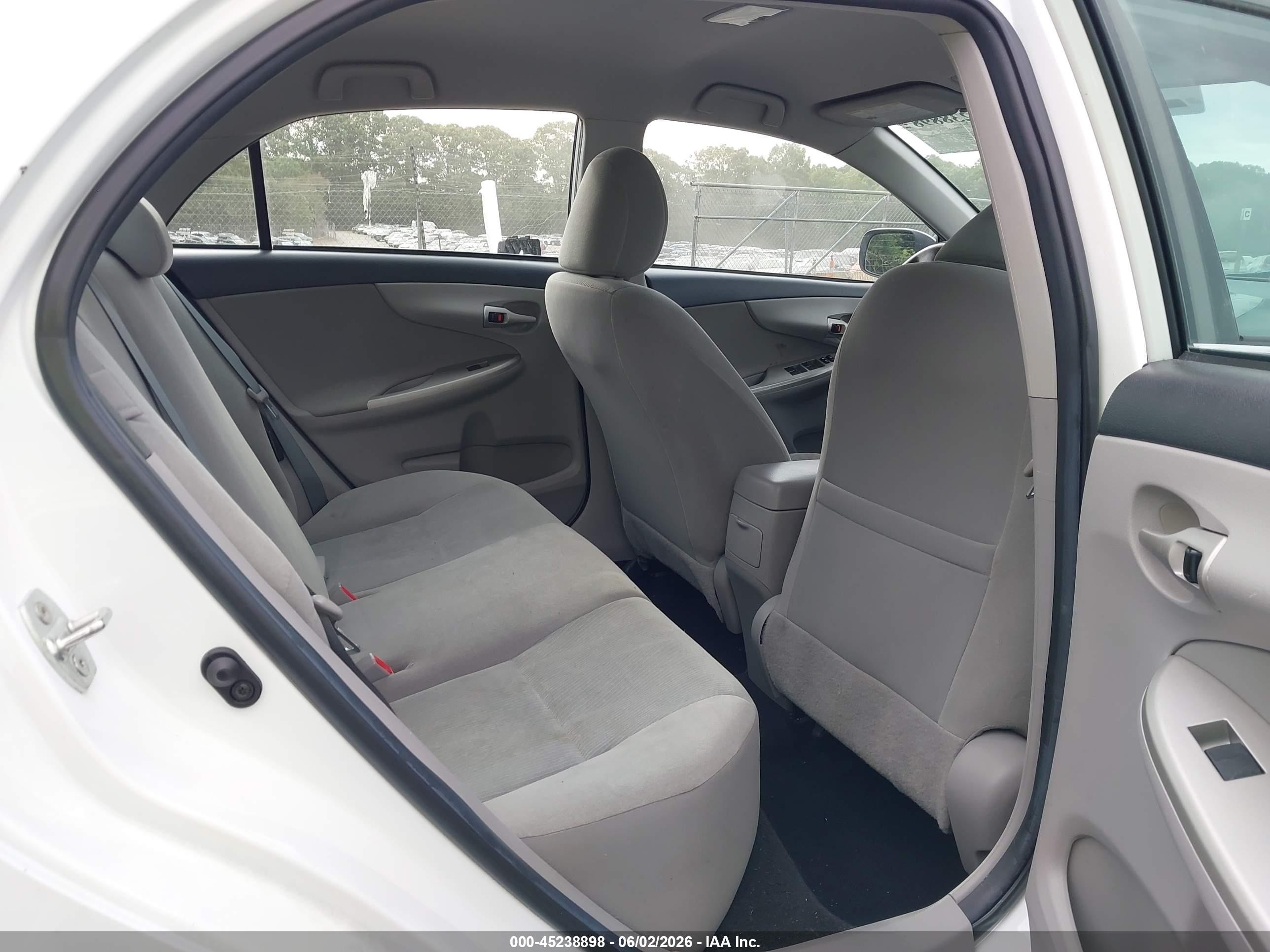 2013 Toyota Corolla Le White vin: 2T1BU4EE3DC123750