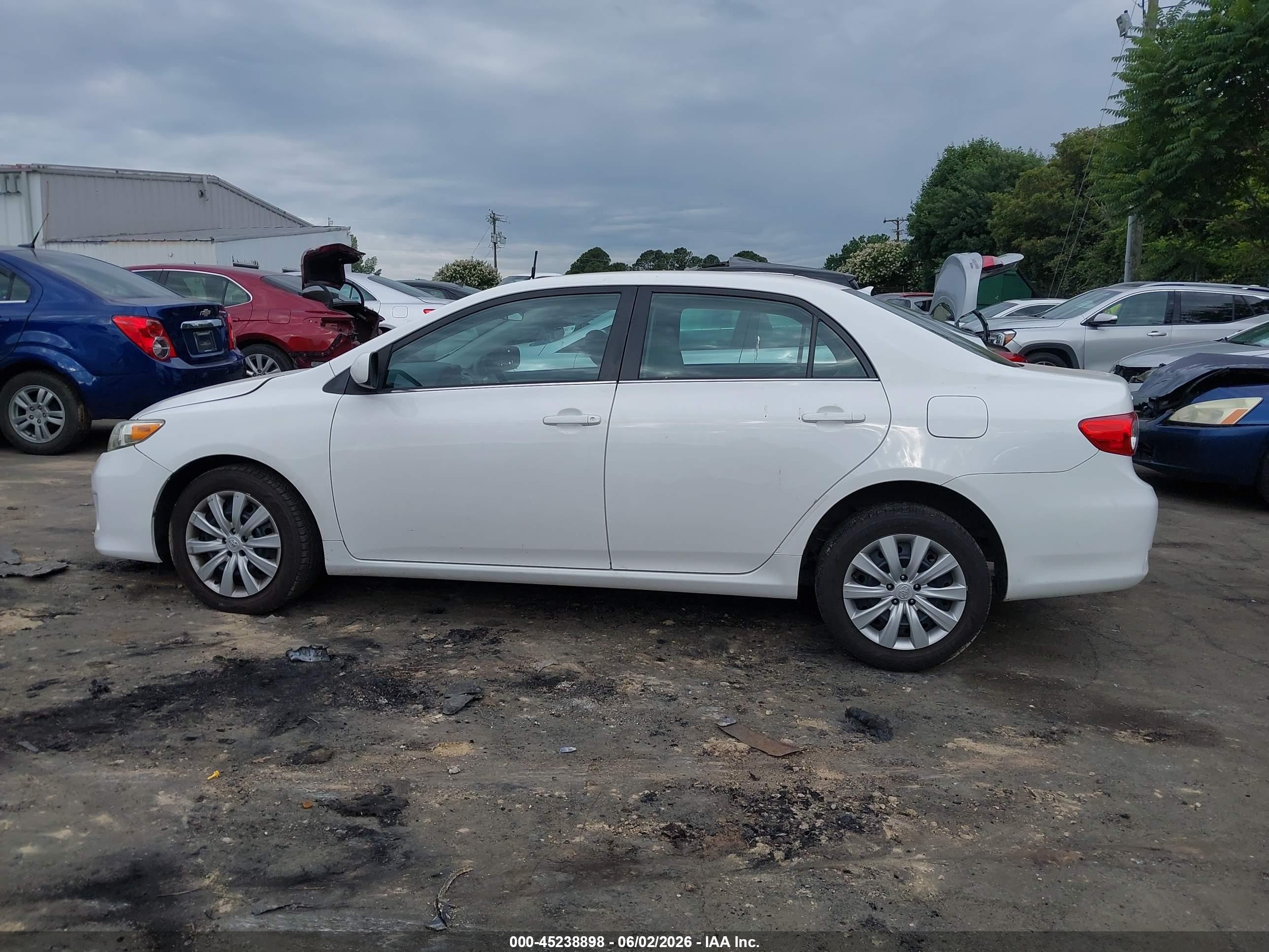 2013 Toyota Corolla Le White vin: 2T1BU4EE3DC123750