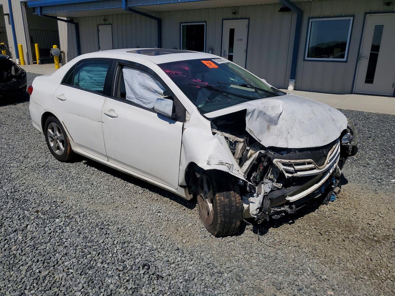 2013 Toyota Corolla Le White vin: 2T1BU4EE3DC935047