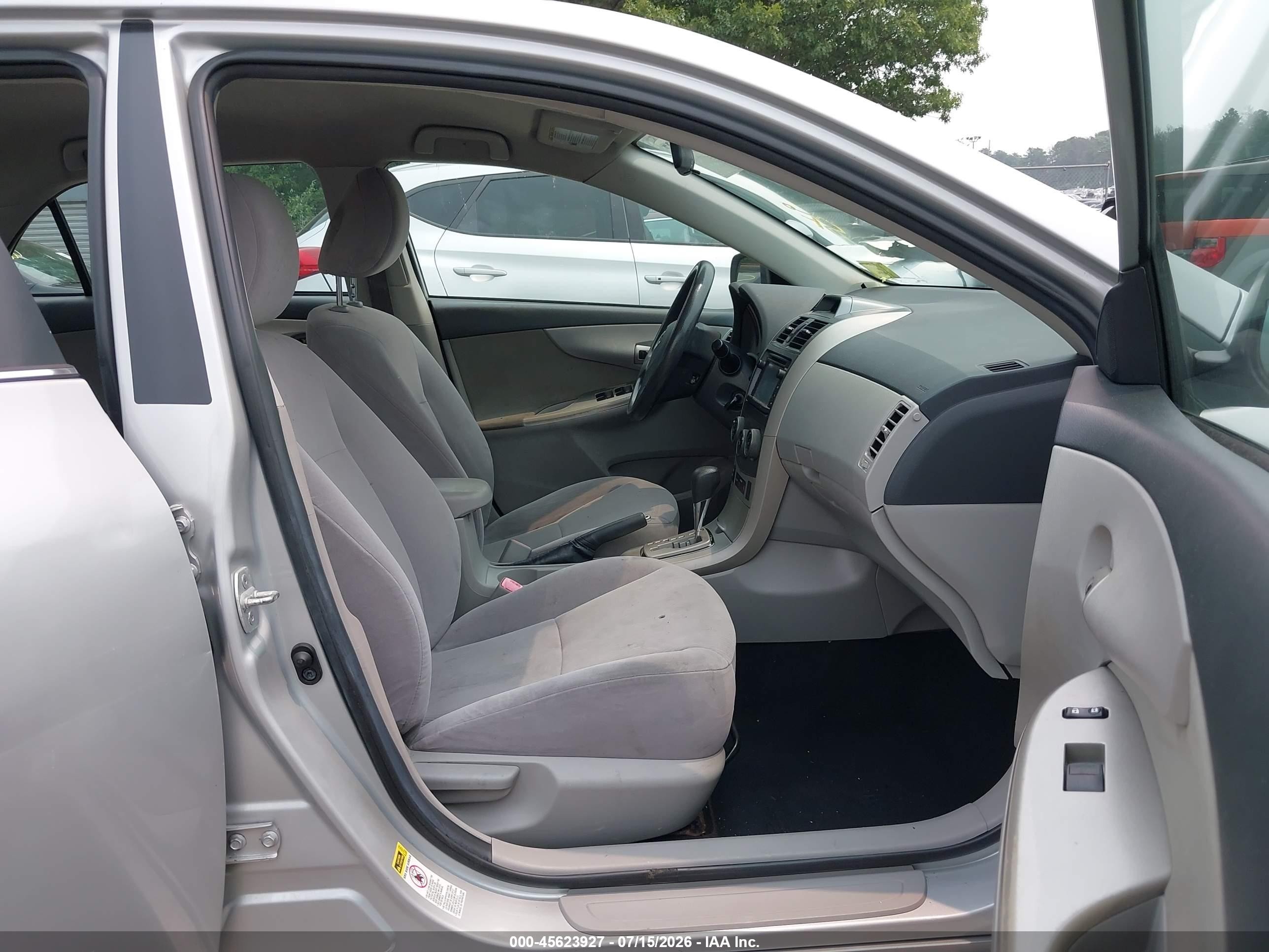2013 Toyota Corolla Le Silver vin: 2T1BU4EE3DC951023