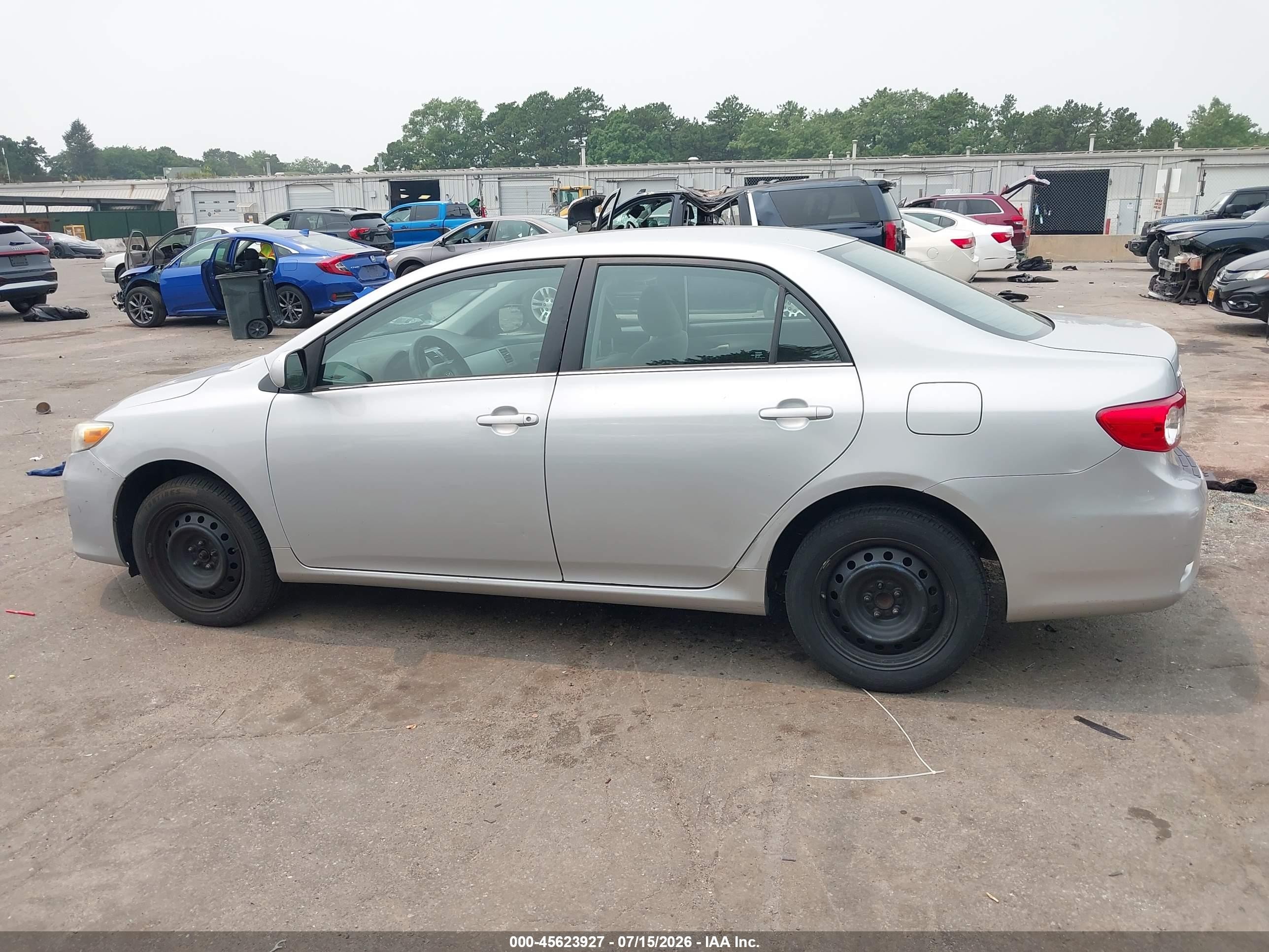 2013 Toyota Corolla Le Silver vin: 2T1BU4EE3DC951023