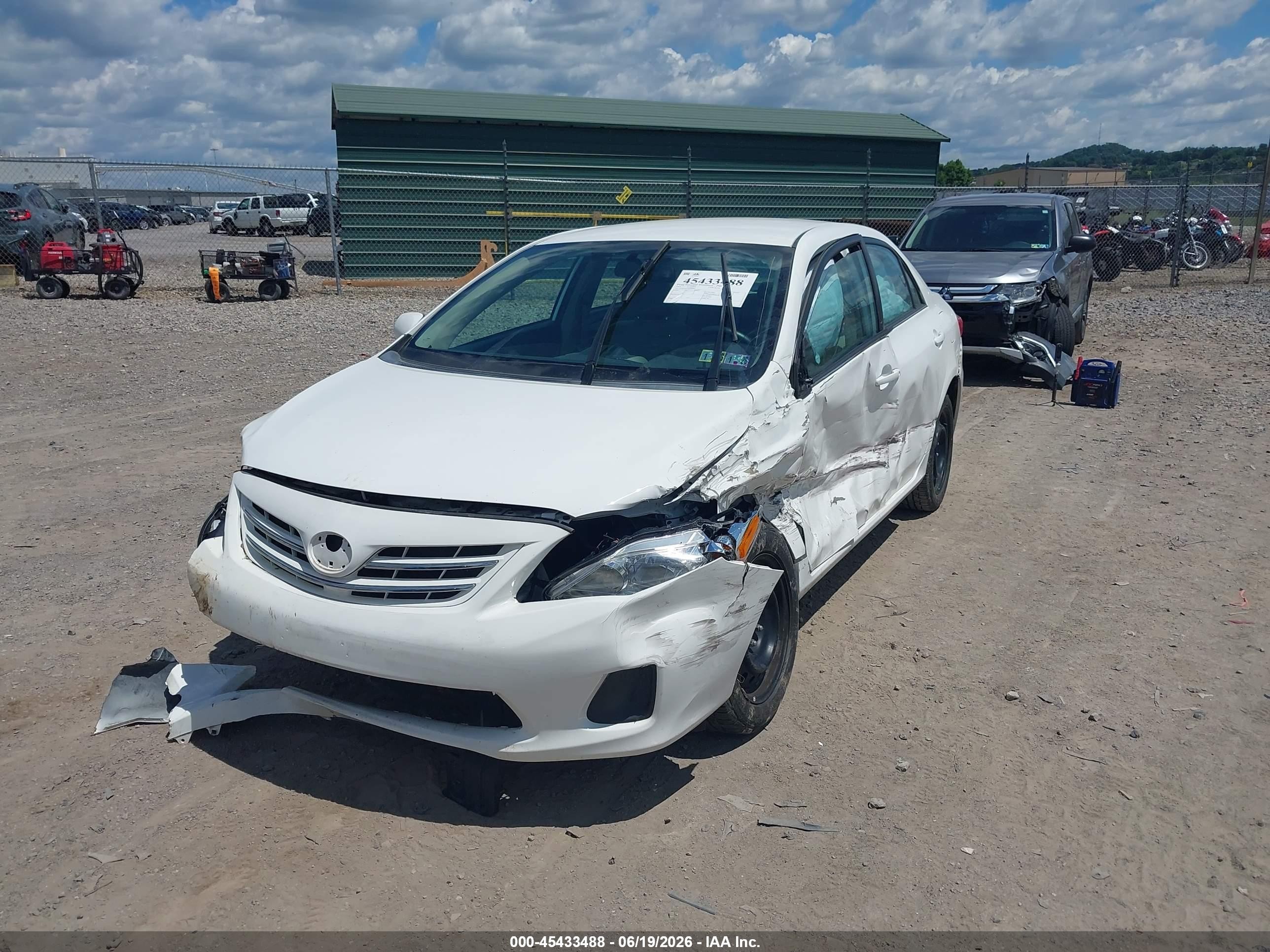 2013 Toyota Corolla Le White vin: 2T1BU4EE3DC958960