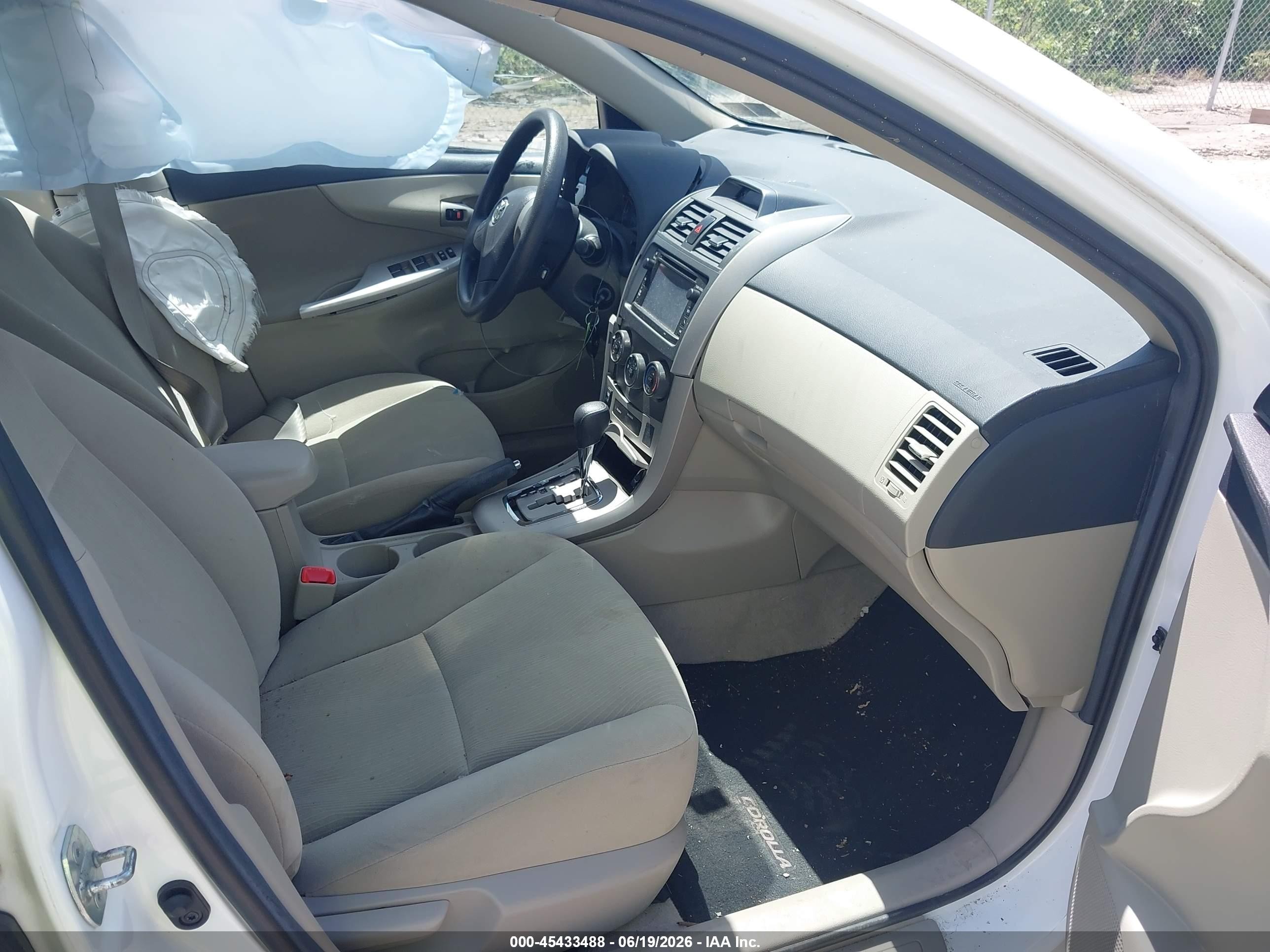 2013 Toyota Corolla Le White vin: 2T1BU4EE3DC958960