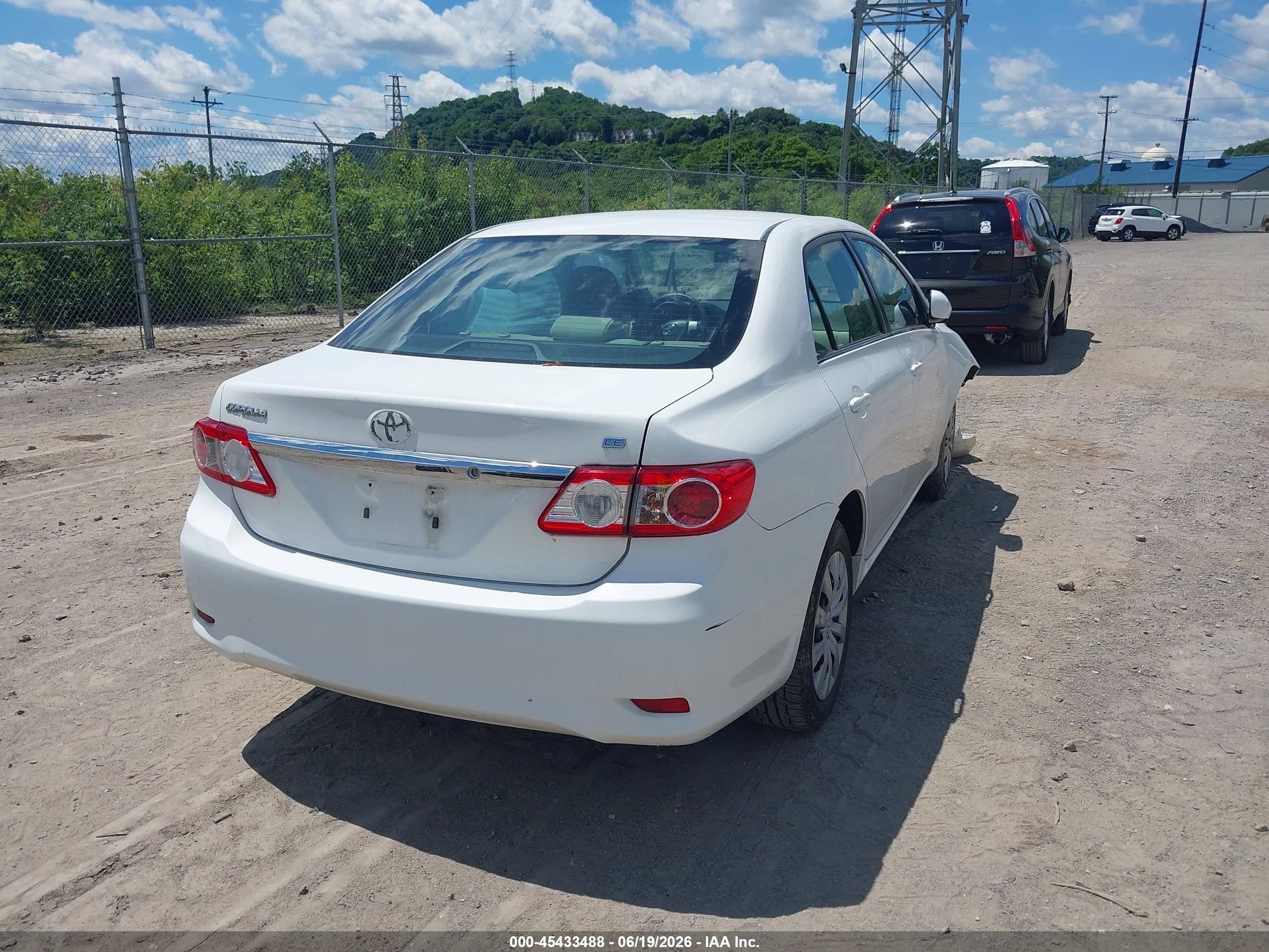 2013 Toyota Corolla Le White vin: 2T1BU4EE3DC958960