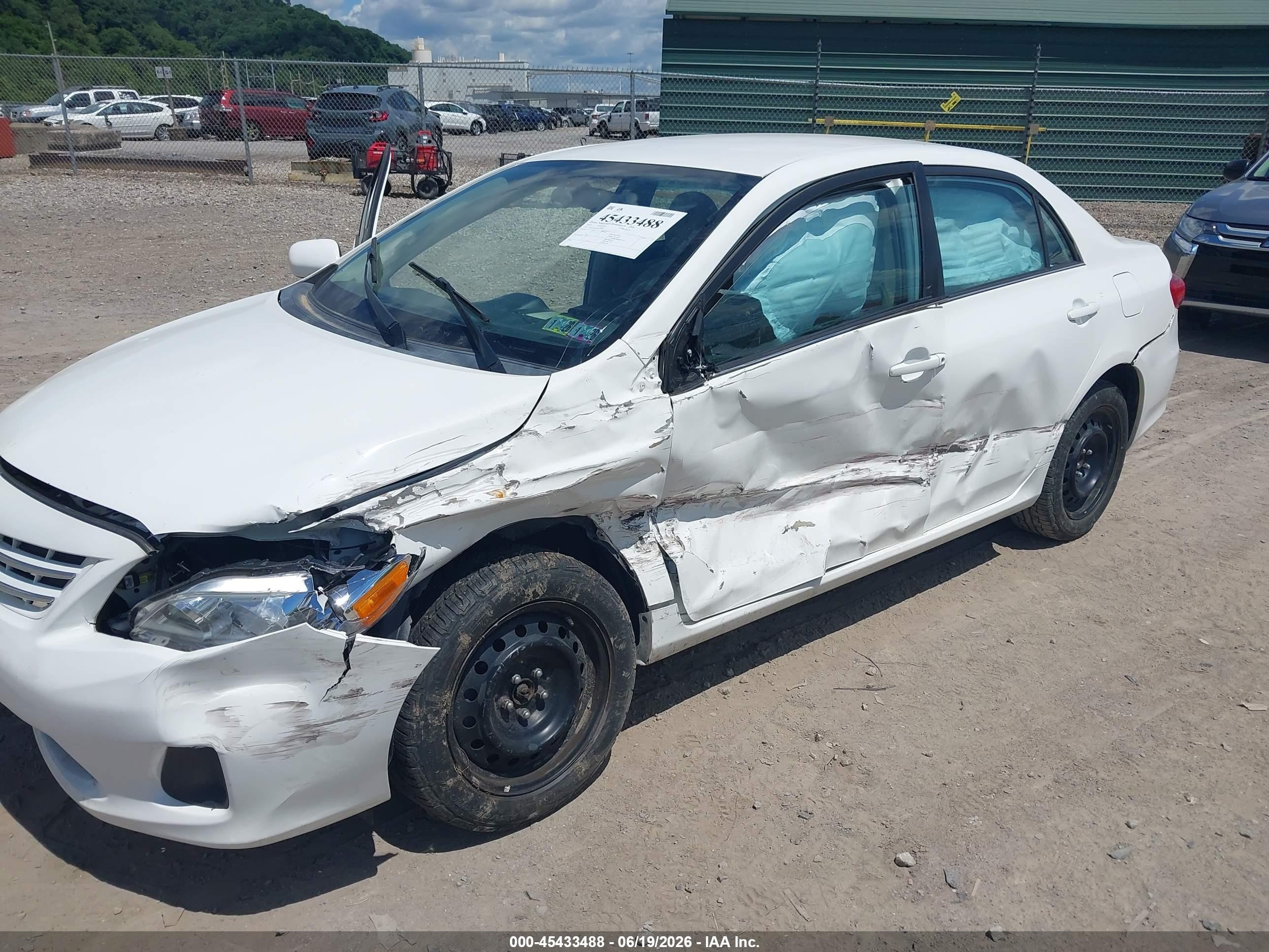 2013 Toyota Corolla Le White vin: 2T1BU4EE3DC958960