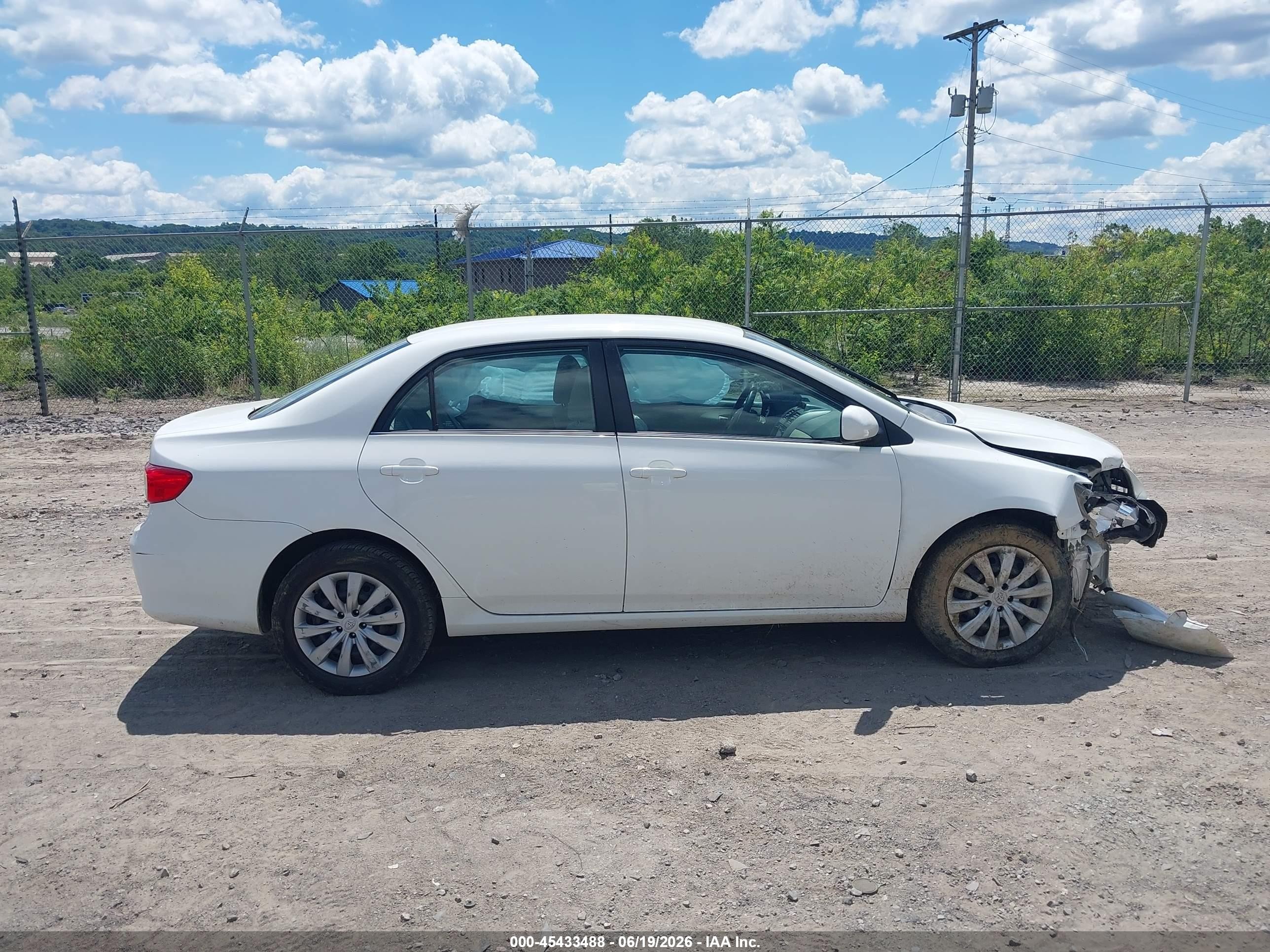 2013 Toyota Corolla Le White vin: 2T1BU4EE3DC958960