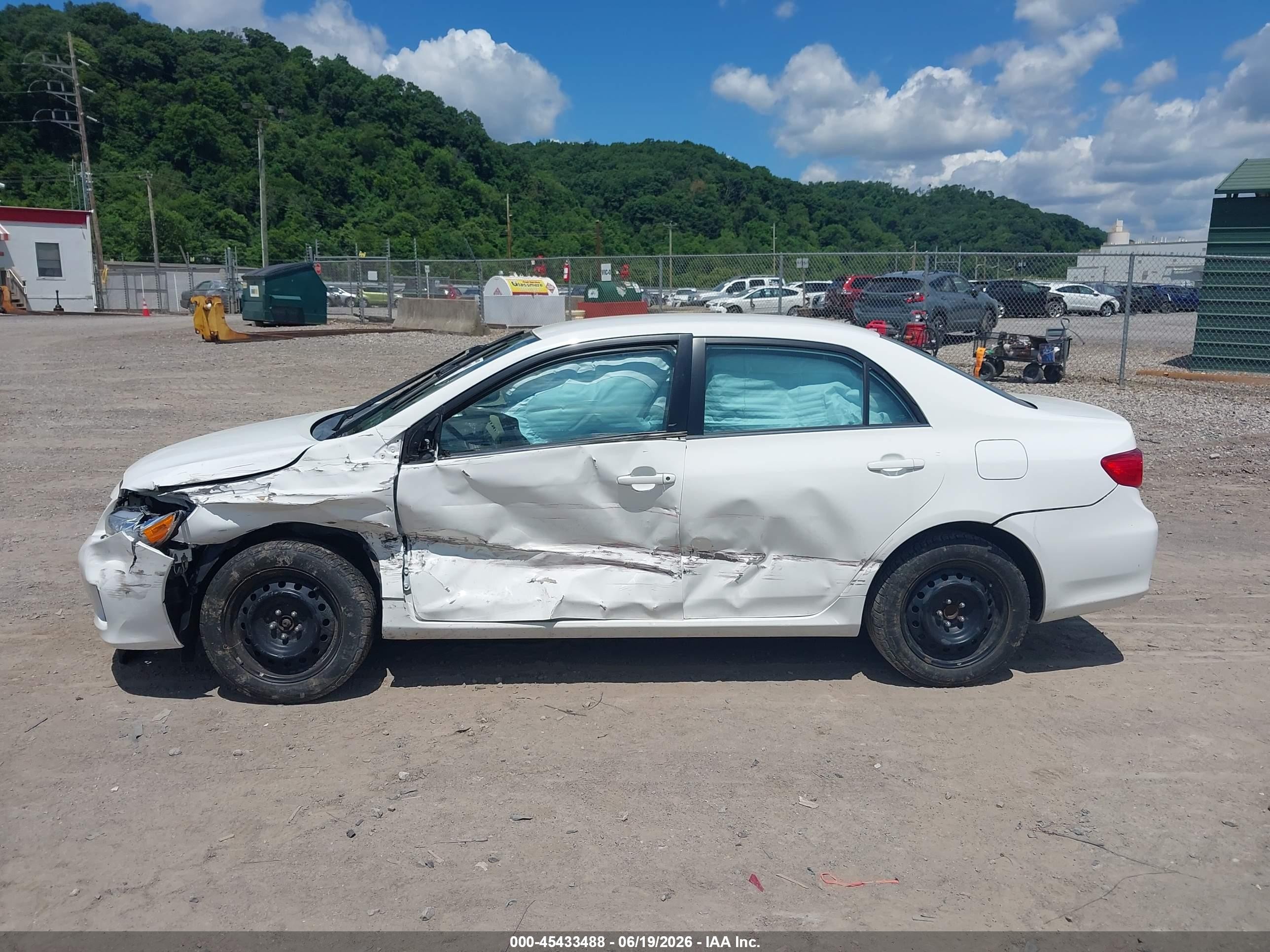2013 Toyota Corolla Le White vin: 2T1BU4EE3DC958960