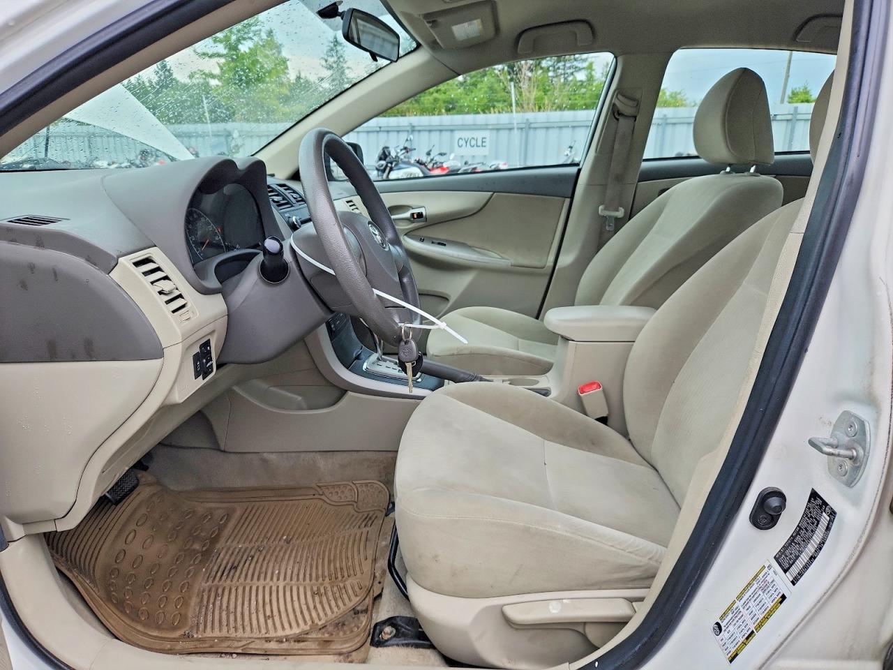 2010 Toyota Corolla Le Белый vin: 2T1BU4EE4AC224291