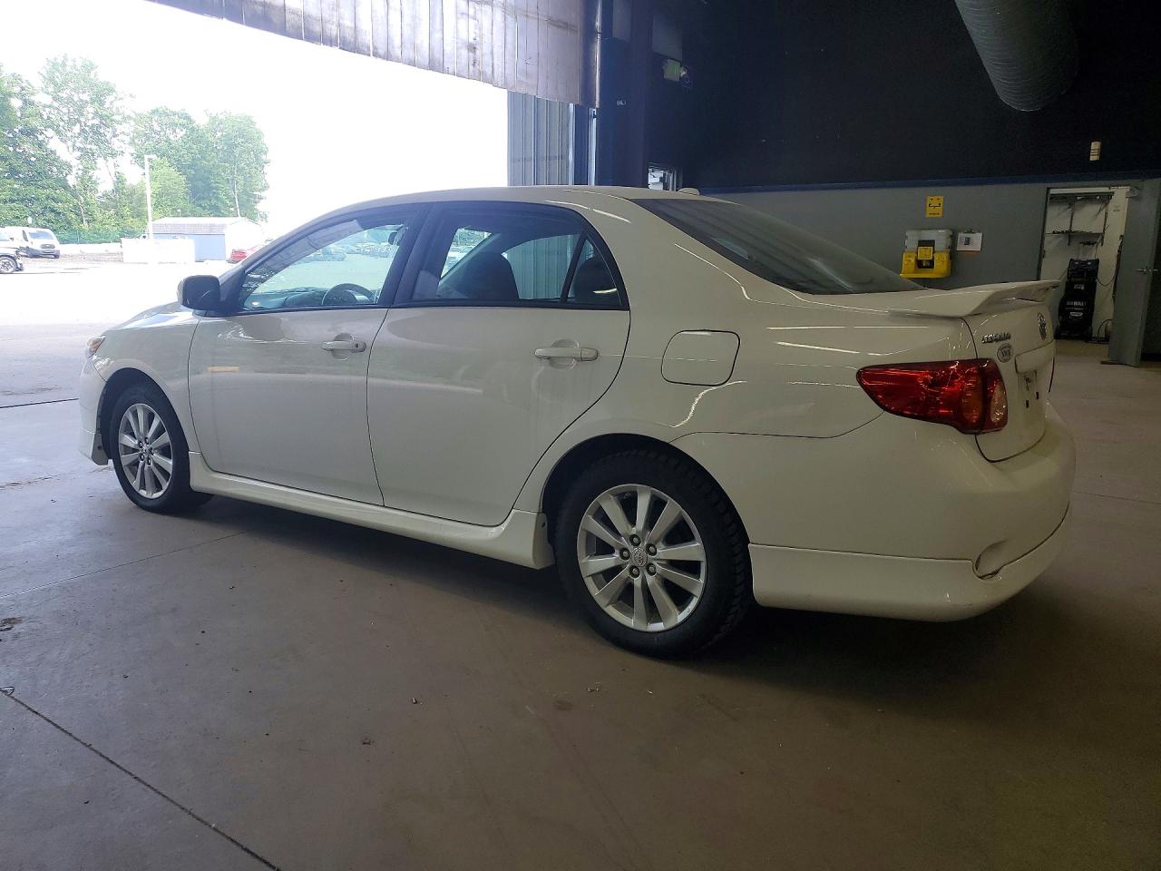 2010 Toyota Corolla S White vin: 2T1BU4EE4AC331812
