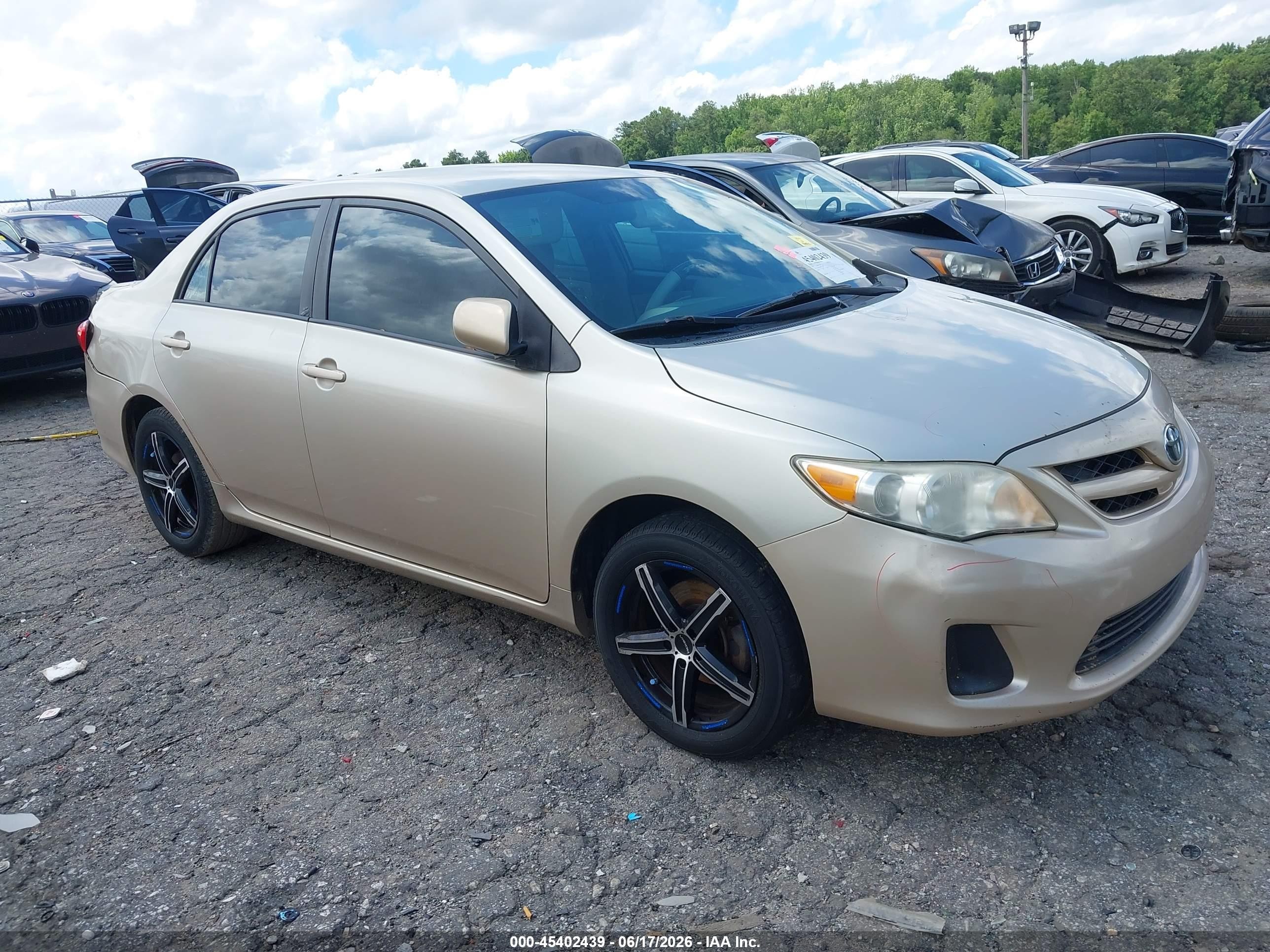 2011 Toyota Corolla Le Gold vin: 2T1BU4EE4BC571038