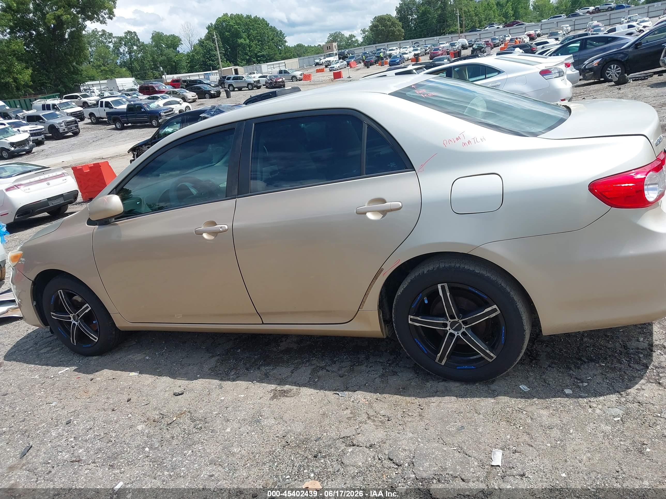2011 Toyota Corolla Le Gold vin: 2T1BU4EE4BC571038