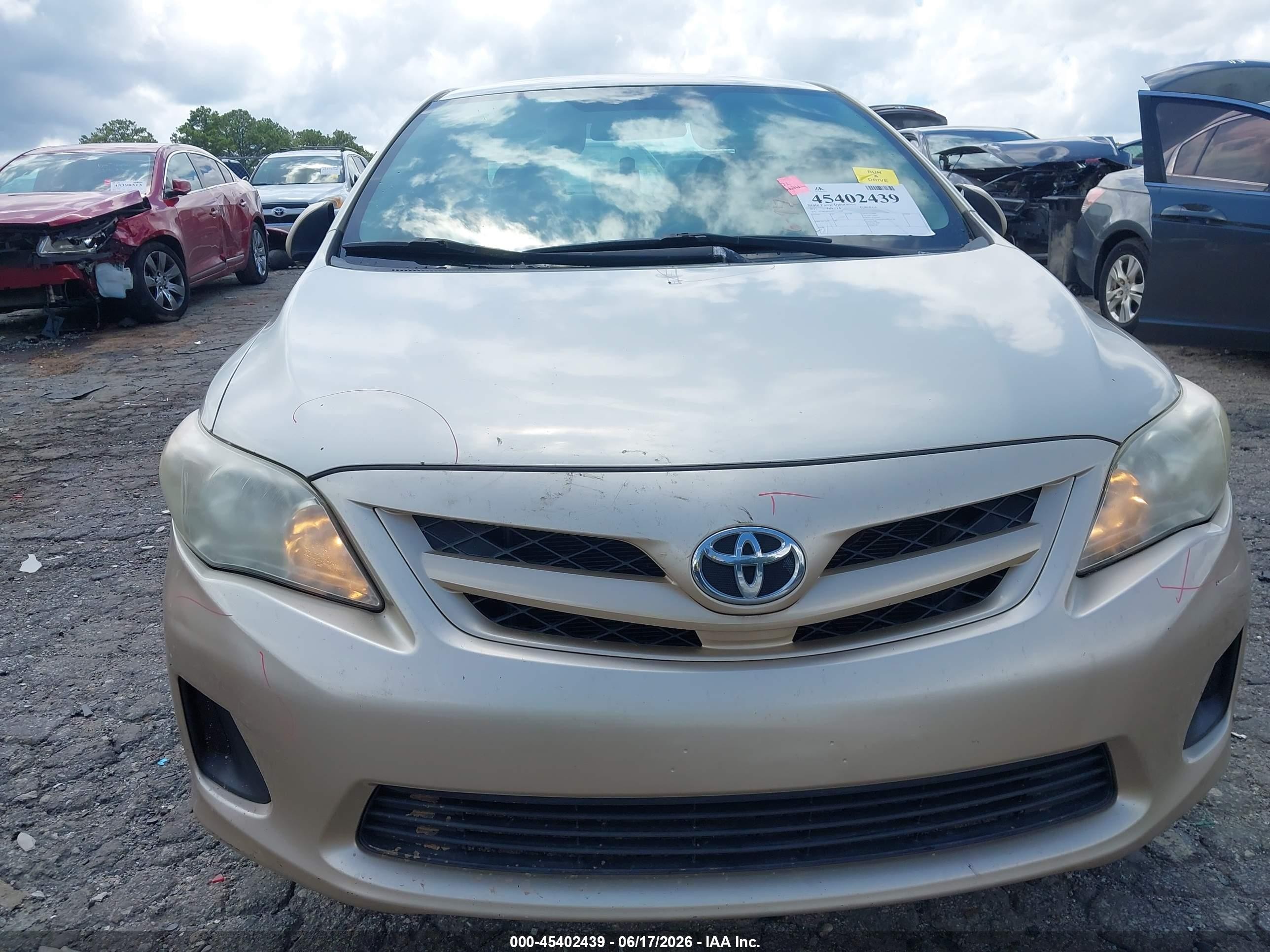 2011 Toyota Corolla Le Gold vin: 2T1BU4EE4BC571038