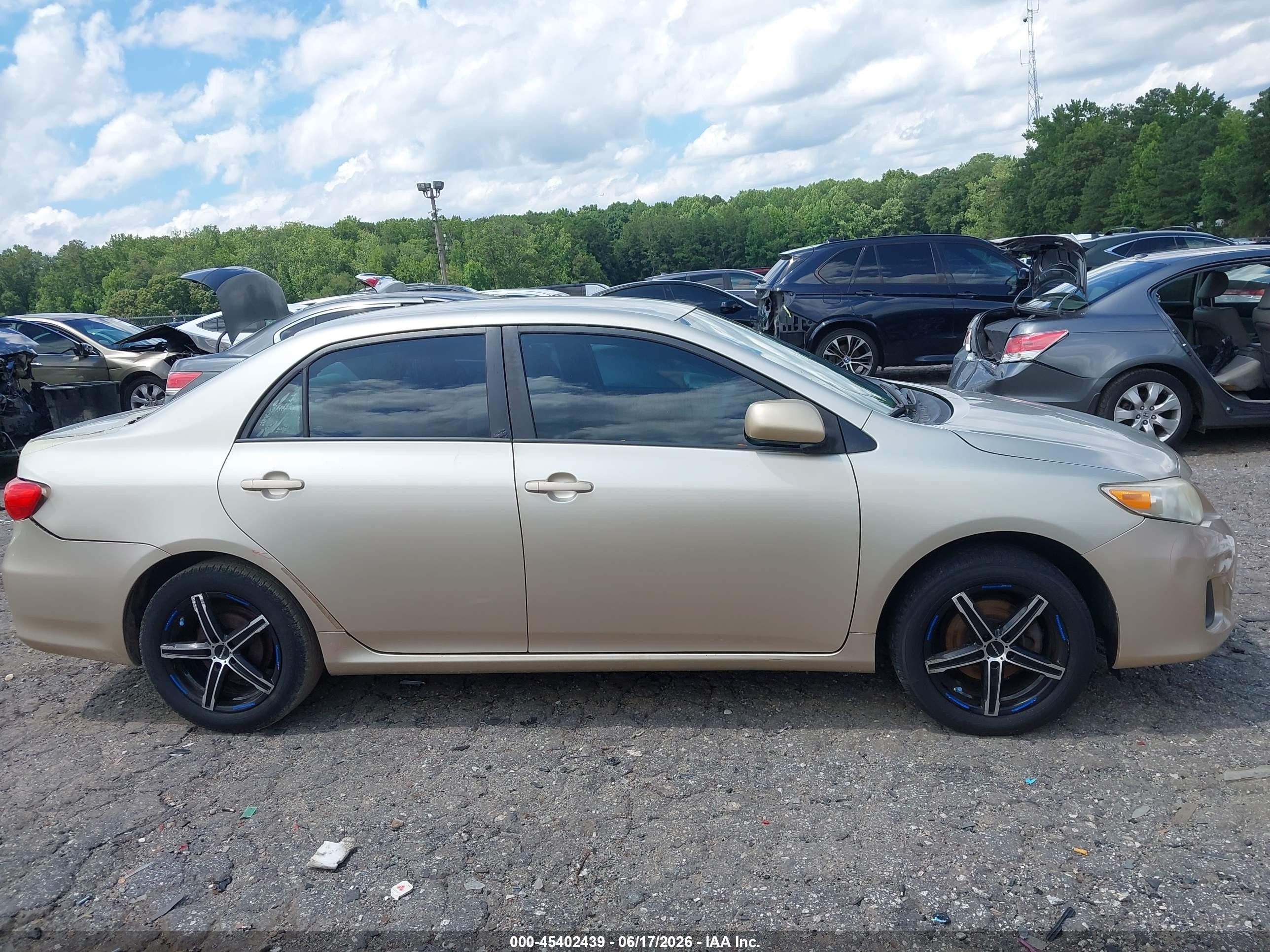 2011 Toyota Corolla Le Gold vin: 2T1BU4EE4BC571038