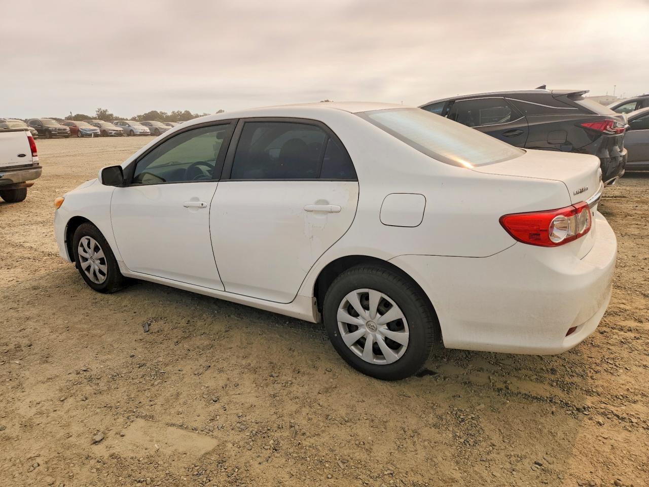 2011 Toyota Corolla Le White vin: 2T1BU4EE4BC649317