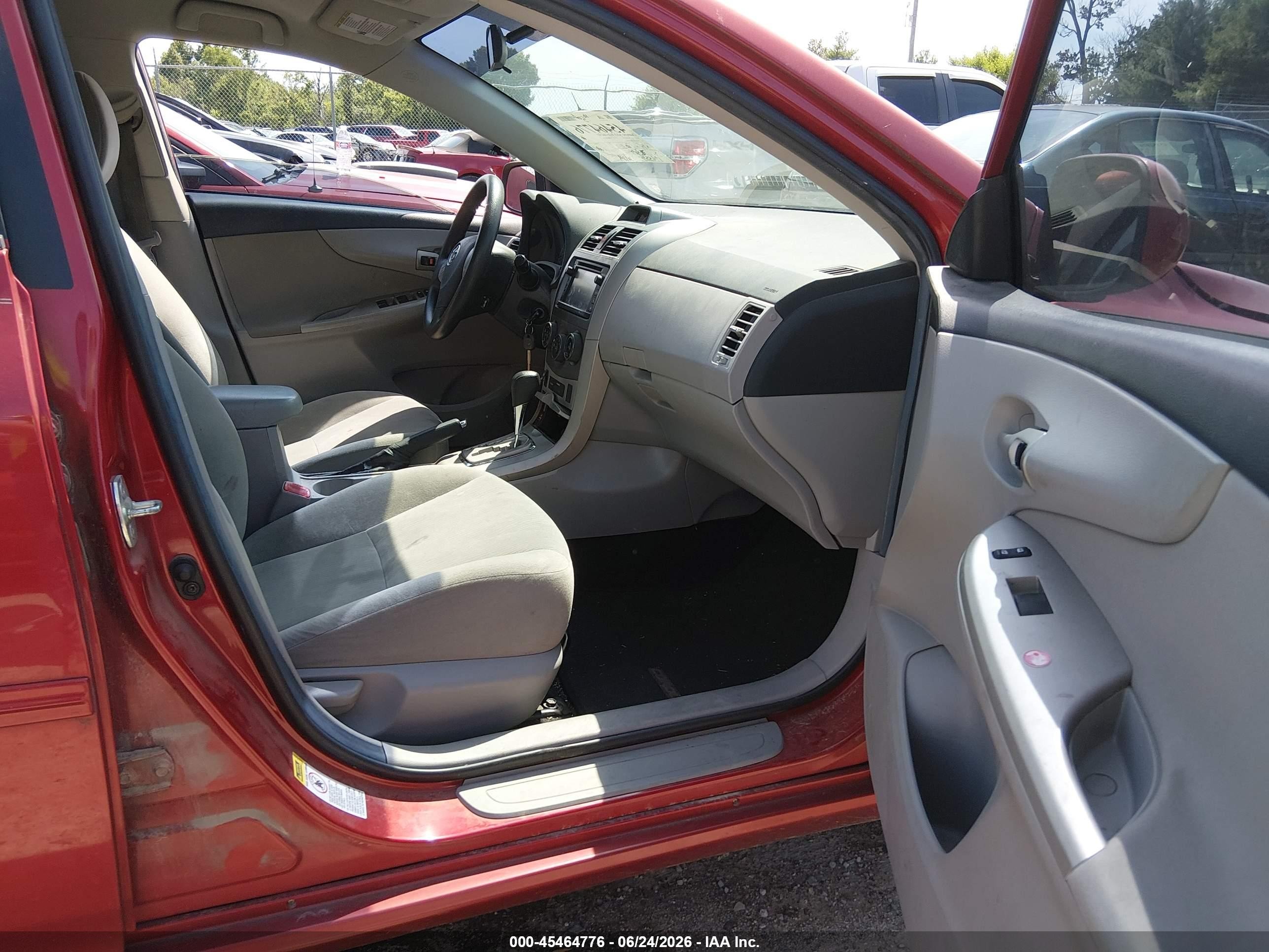 2013 Toyota Corolla Le Red vin: 2T1BU4EE4DC010132