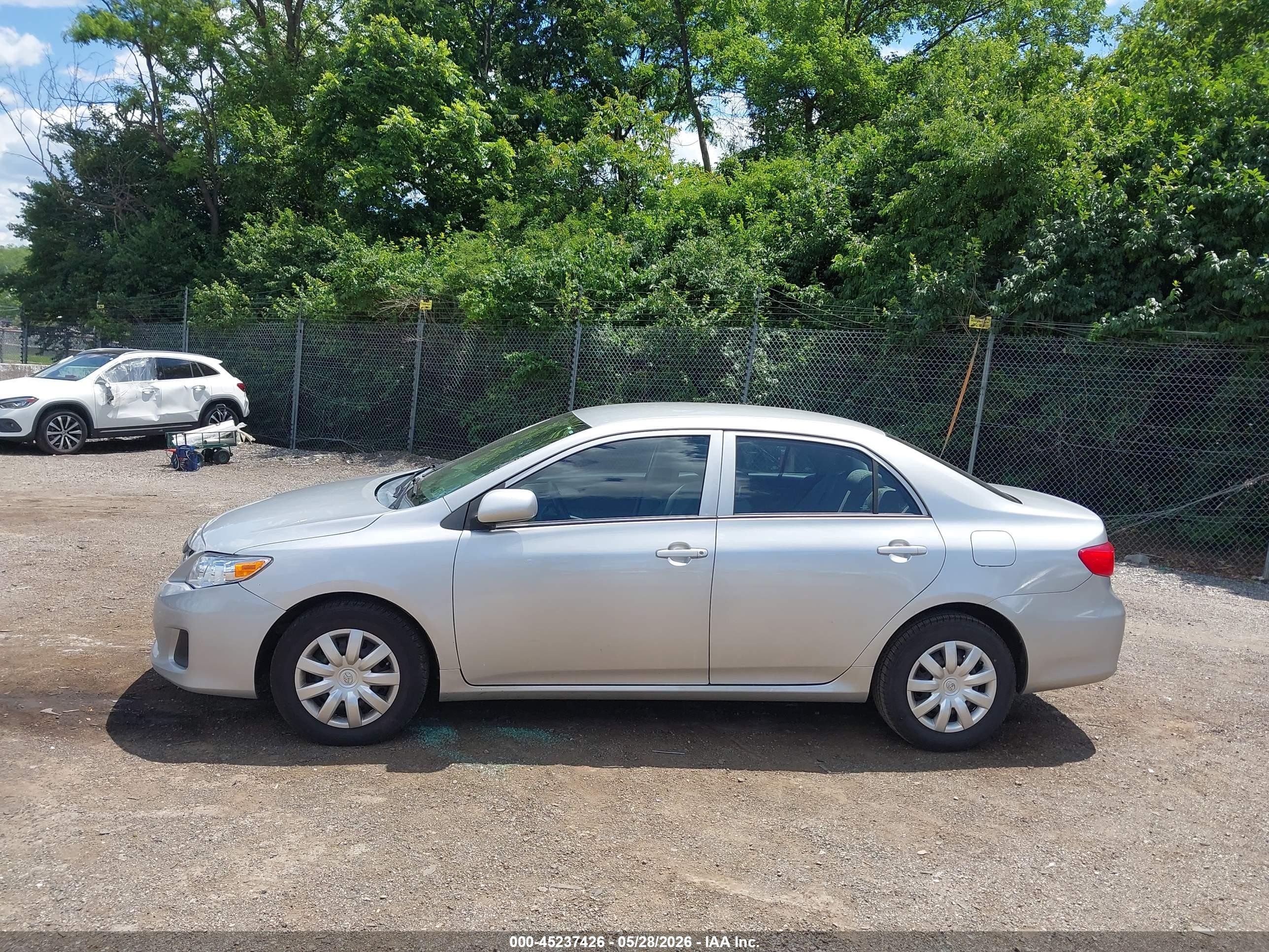 2013 Toyota Corolla L Silver vin: 2T1BU4EE4DC954805