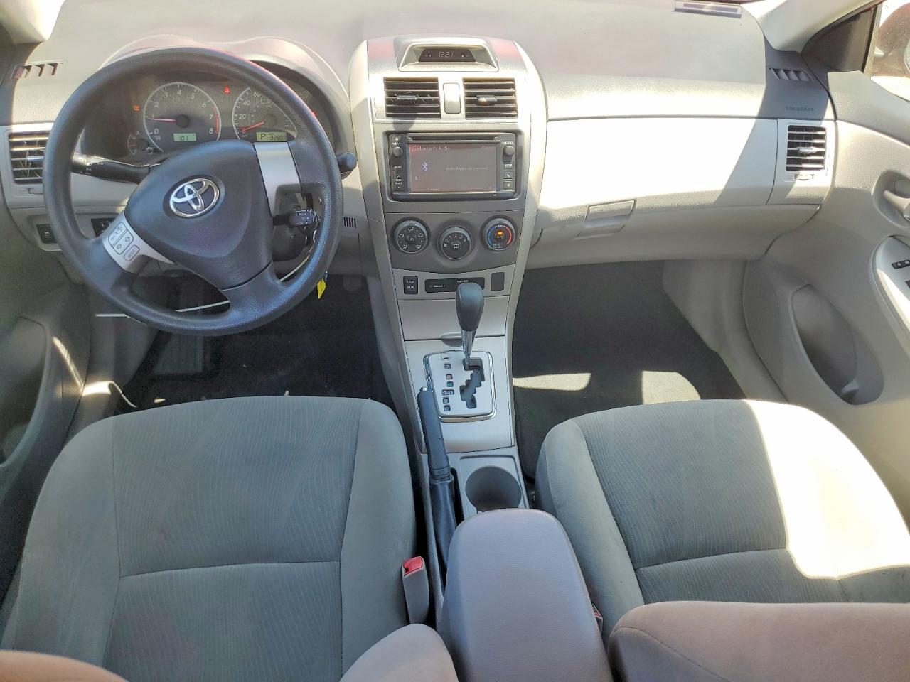 2013 Toyota Corolla Le Red vin: 2T1BU4EE4DC961057