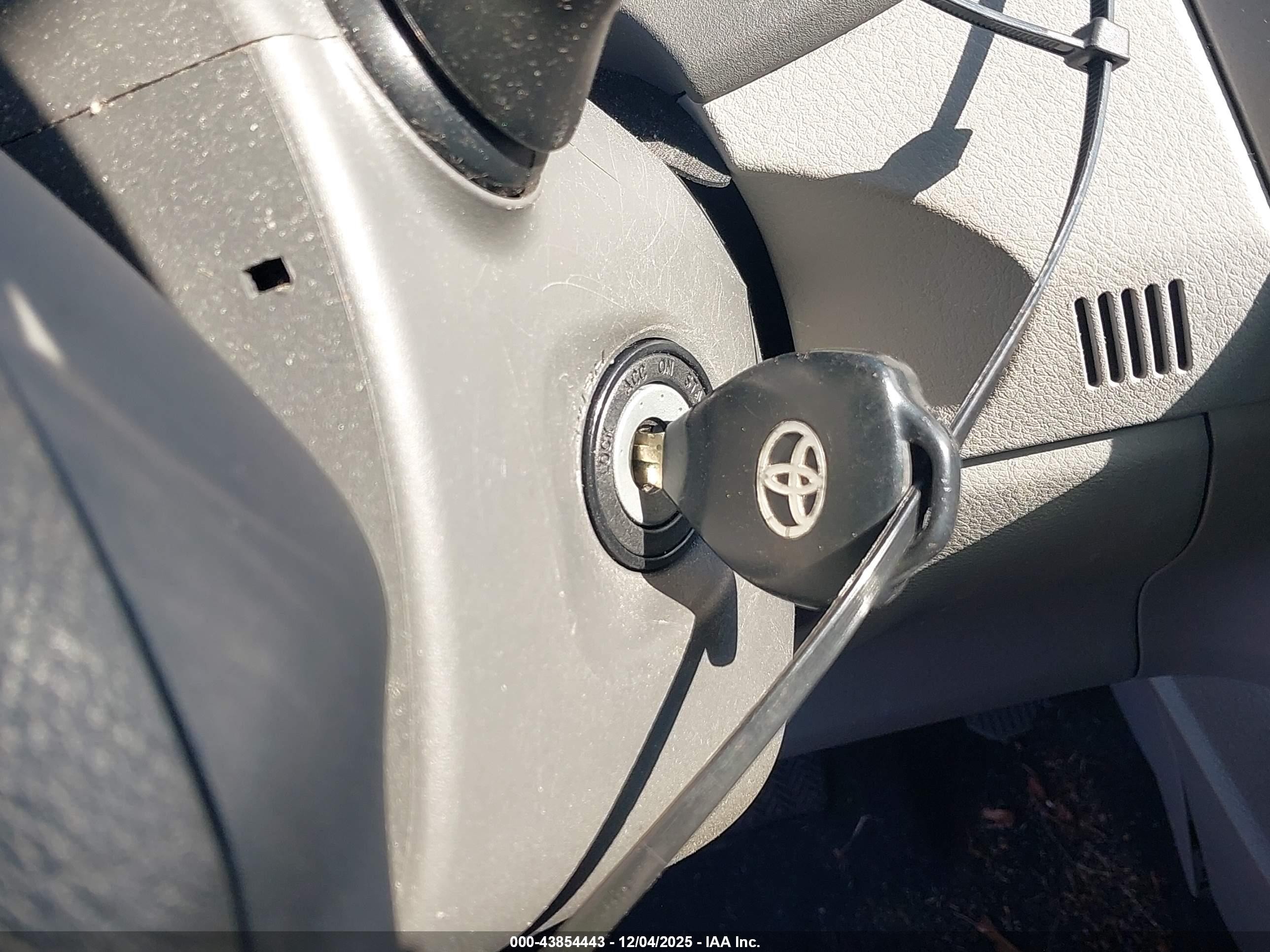 2010 Toyota Corolla Le Silver vin: 2T1BU4EE5AC298299