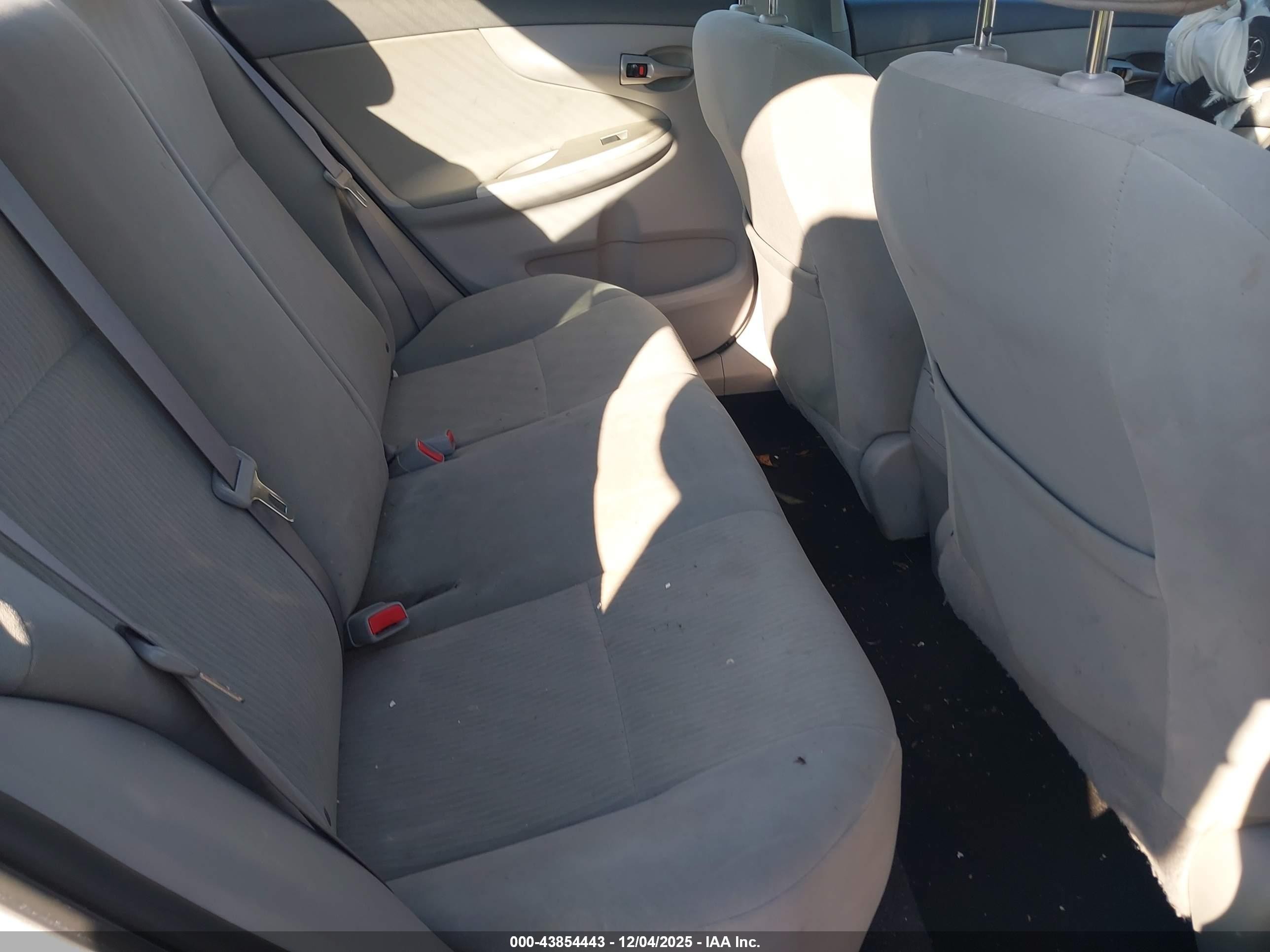 2010 Toyota Corolla Le Silver vin: 2T1BU4EE5AC298299